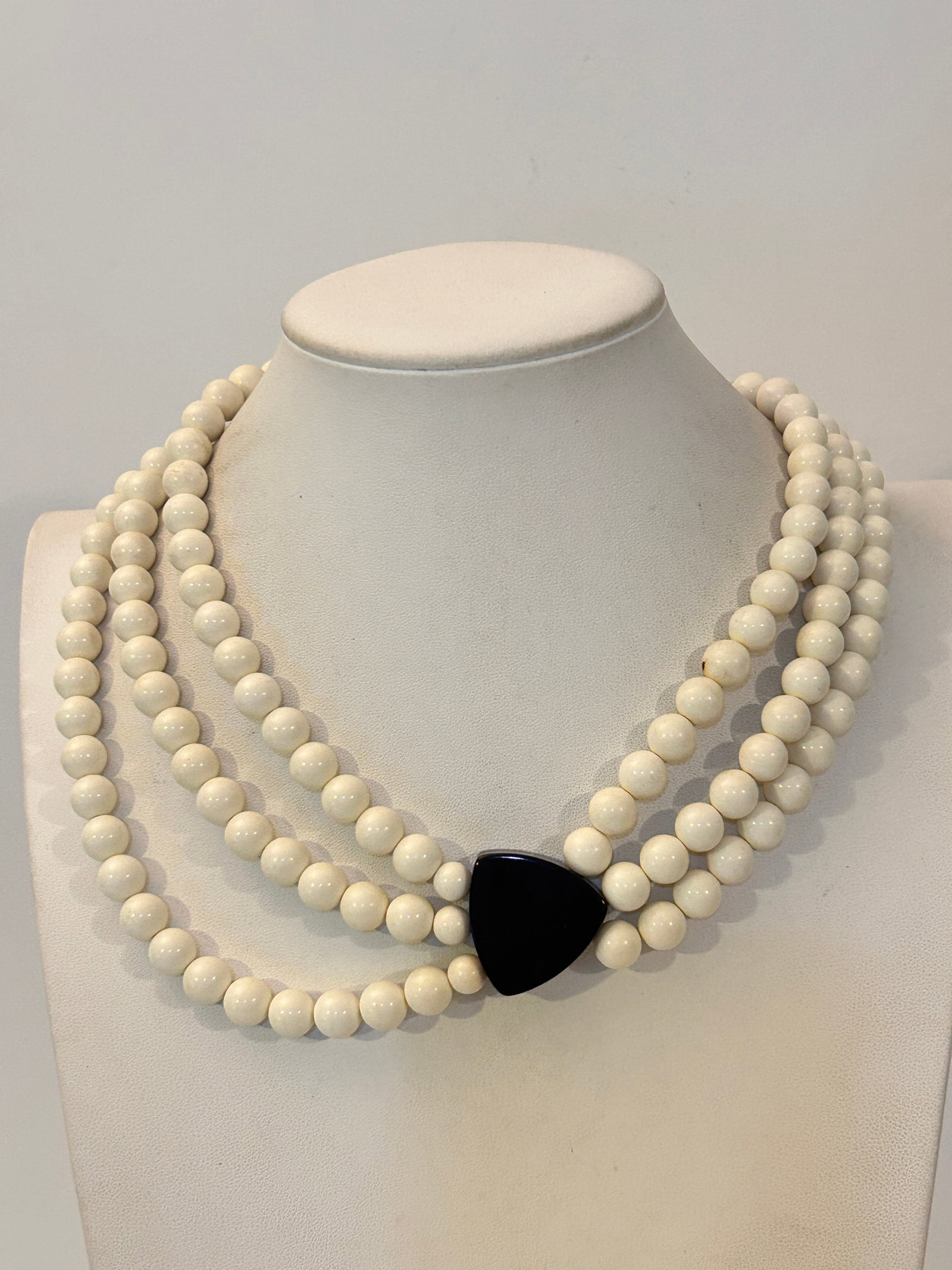Vintage Goldtone White Bead Necklace Sz 18": Vintage Goldtone White Bead Necklace Sz 18" Please view all photos as they are part of the description and condition of this Item, Feel free to contact me with questions or picture requests! Used Item