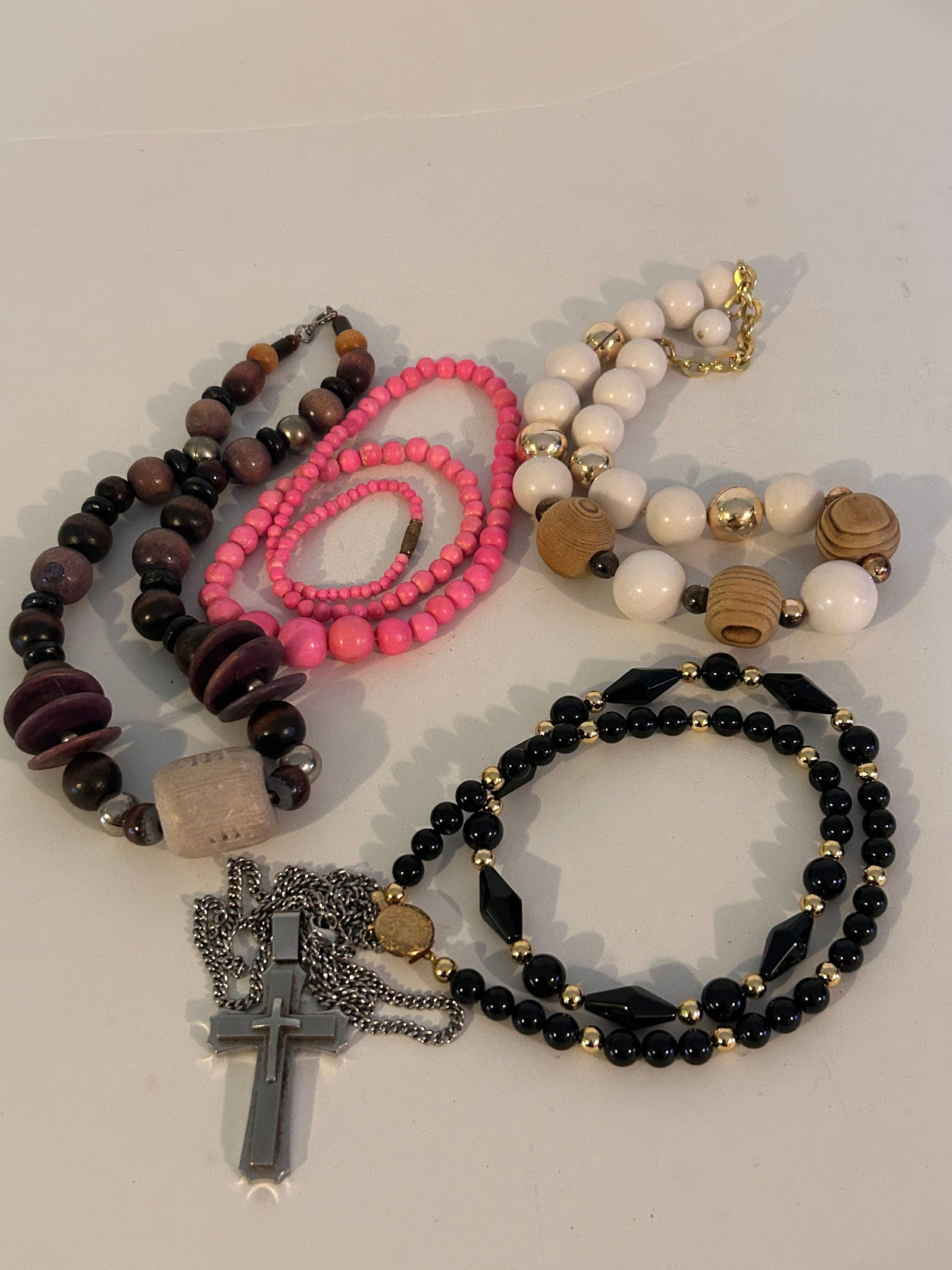 Vintage Lot of 5 Necklaces: Vintage Lot of 5 Necklaces Please view all photos as they are part of the description and condition of this Item, Feel free to contact me with questions or picture requests! Used Item AS IS