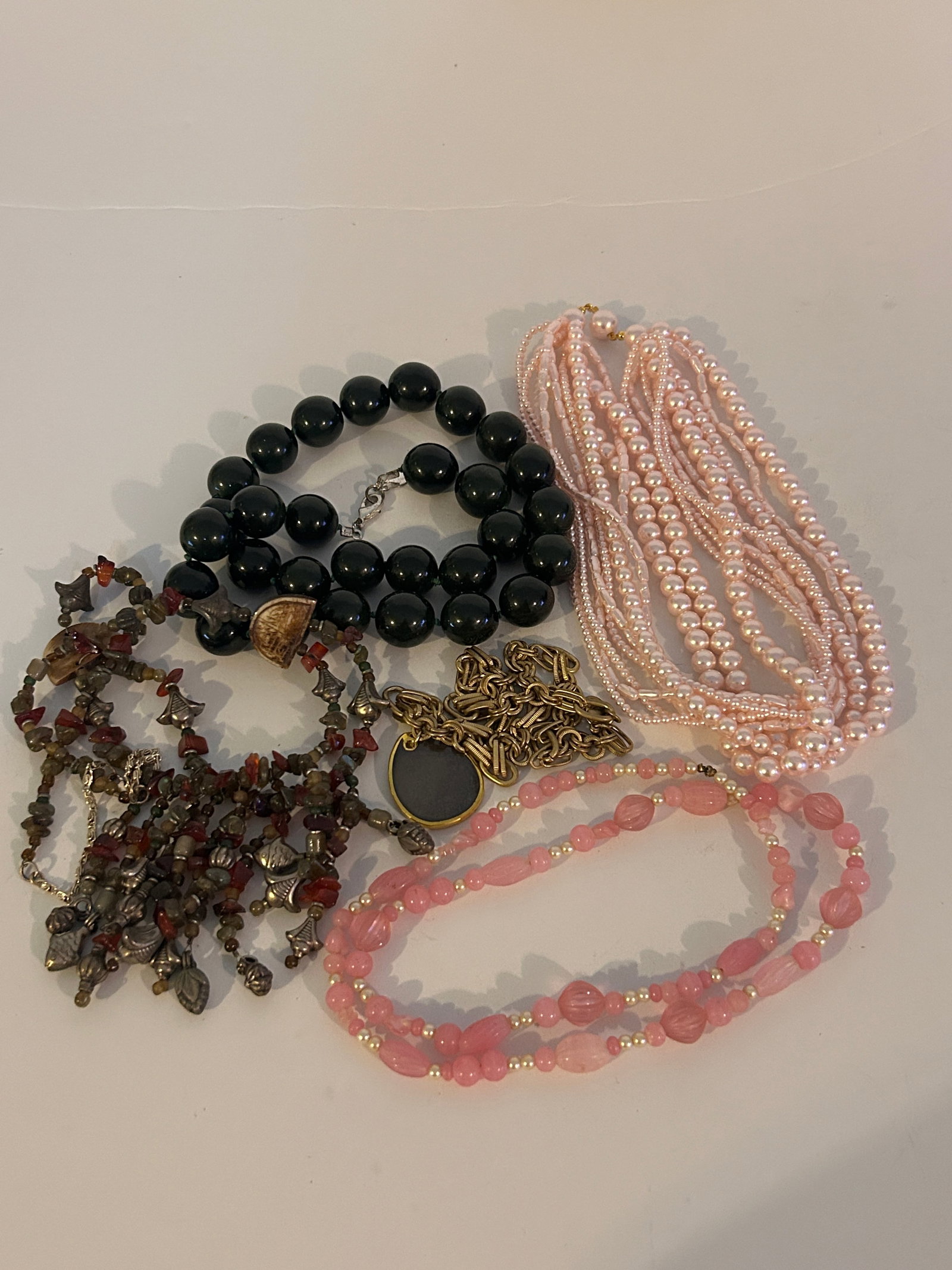 Vintage Lot of 5 Necklaces: Vintage Lot of 5 Necklaces Please view all photos as they are part of the description and condition of this Item, Feel free to contact me with questions or picture requests! Used Item AS IS