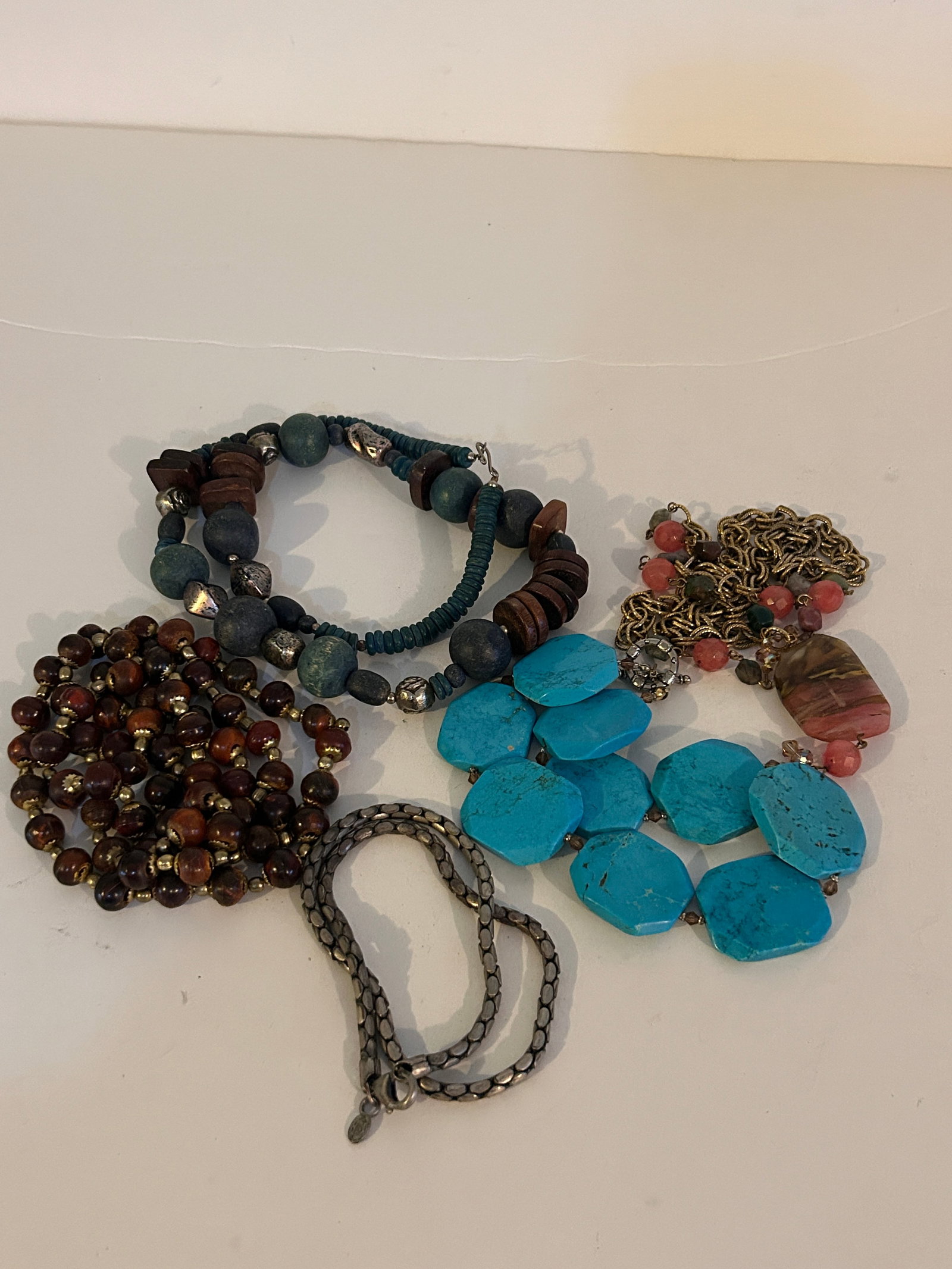 Vintage Lot of 5 Necklaces: Vintage Lot of 5 Necklaces Please view all photos as they are part of the description and condition of this Item, Feel free to contact me with questions or picture requests! Used Item AS IS