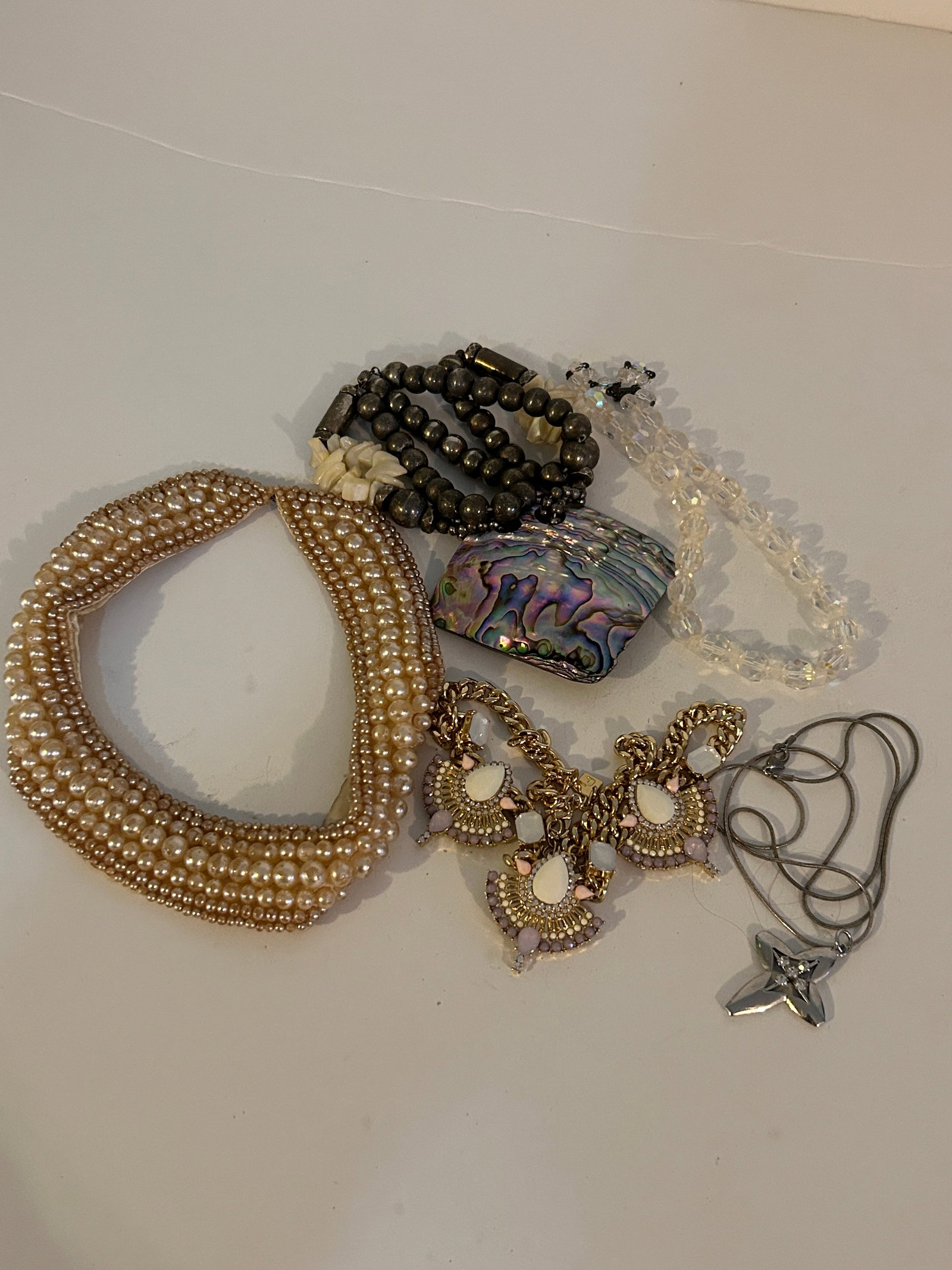 Vintage Lot of 5 Necklaces: Vintage Lot of 5 Necklaces Please view all photos as they are part of the description and condition of this Item, Feel free to contact me with questions or picture requests! Used Item AS IS
