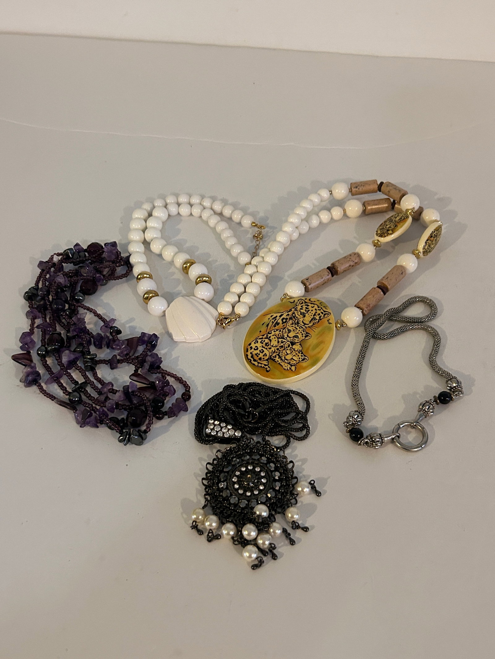 Vintage Lot of 5 Necklaces: Vintage Lot of 5 Necklaces Please view all photos as they are part of the description and condition of this Item, Feel free to contact me with questions or picture requests! Used Item AS IS