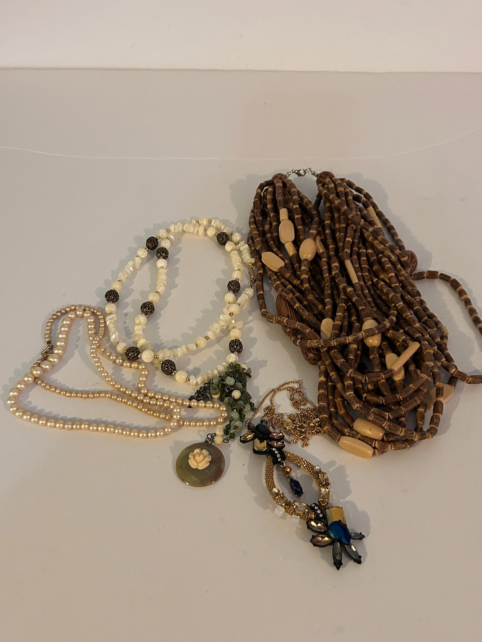 Vintage Lot of 5 Necklaces: Vintage Lot of 5 Necklaces Please view all photos as they are part of the description and condition of this Item, Feel free to contact me with questions or picture requests! Used Item AS IS