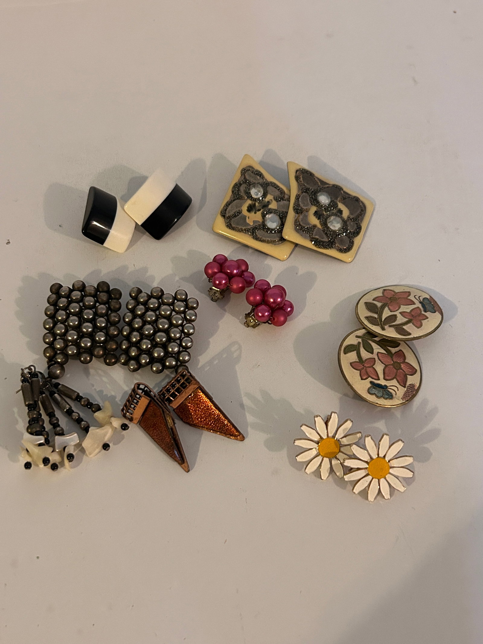 Vintage Lot of 8 Earrings: Vintage Lot of 8 Earrings Please view all photos as they are part of the description and condition of this Item, Feel free to contact me with questions or picture requests! Used Item AS IS