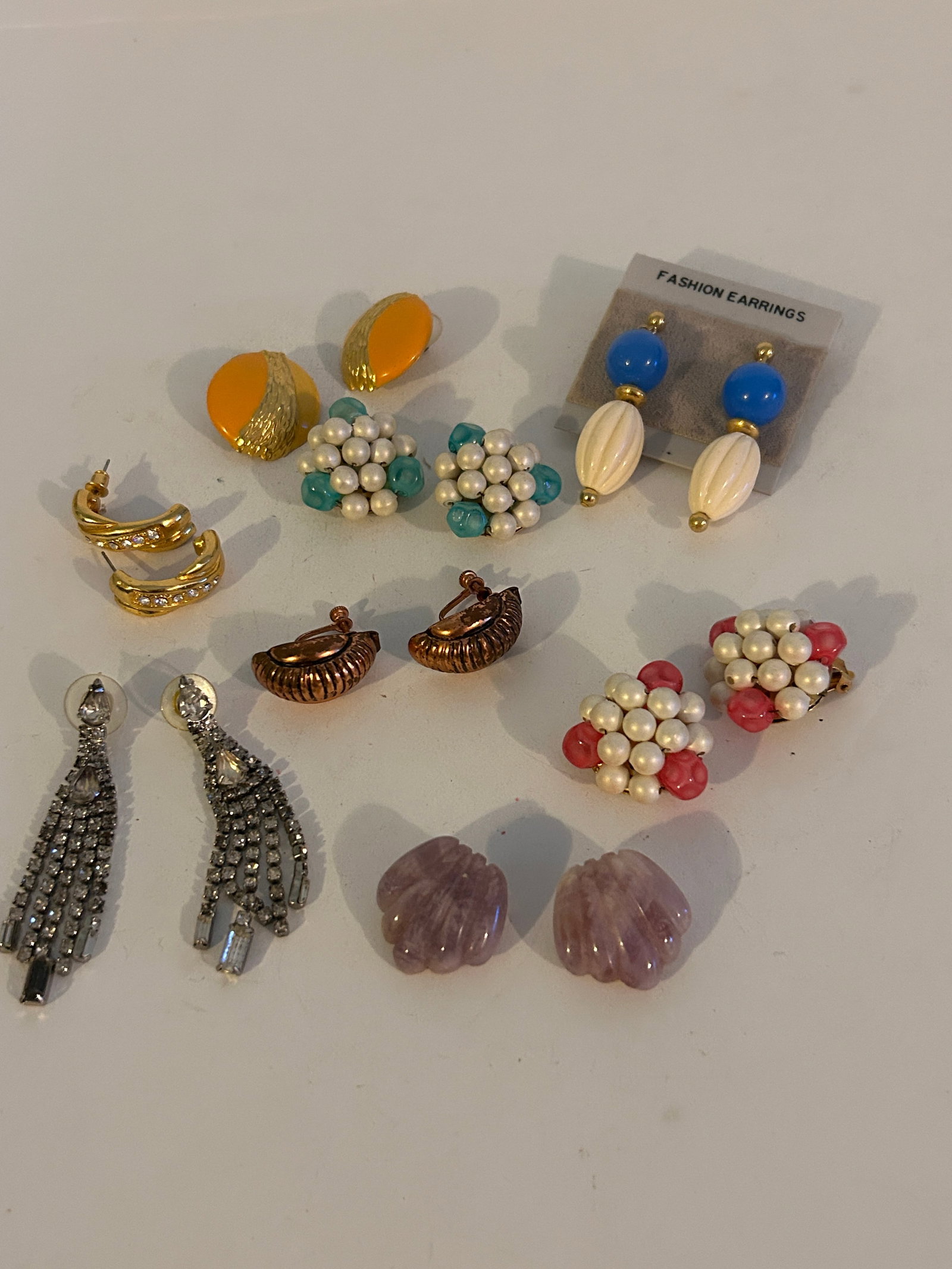 Vintage Lot of 8 Earrings: Vintage Lot of 8 Earrings Please view all photos as they are part of the description and condition of this Item, Feel free to contact me with questions or picture requests! Used Item AS IS