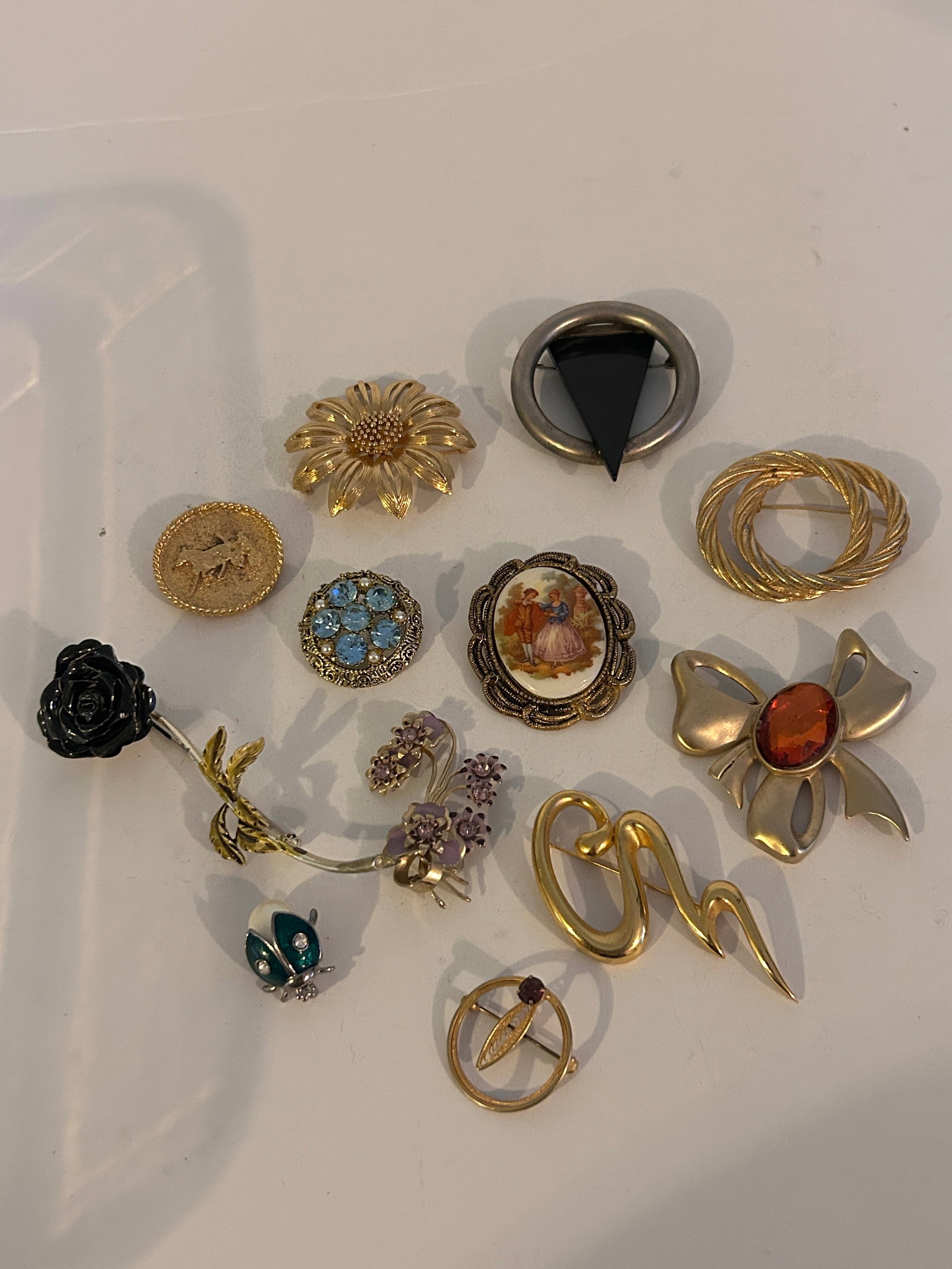 Vintage Lot of 12 Brooches: Vintage Lot of 12 Brooches Please view all photos as they are part of the description and condition of this Item, Feel free to contact me with questions or picture requests! Used Item AS IS