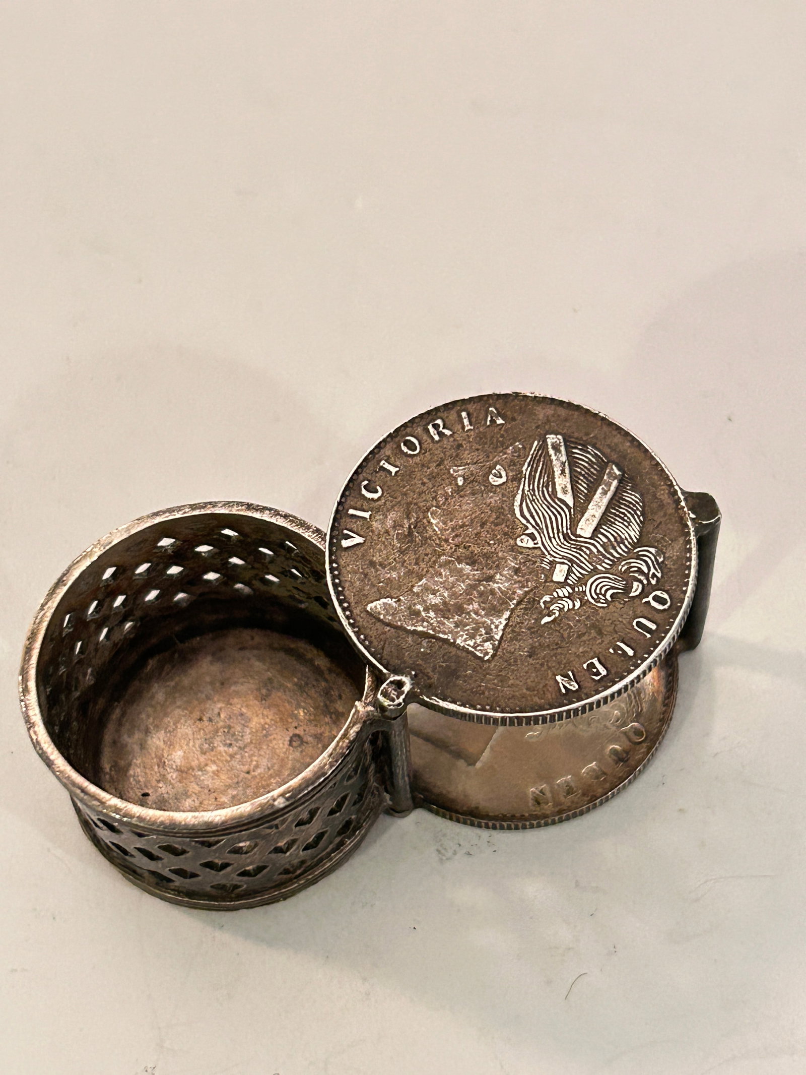Vintage Sterling Silver Queen Victoria 2 1 Rupee Coins 1840 Pill box 44 GRAMS: Vintage Sterling Silver Queen Victoria 2 1 Rupee Coins 1840 Pill box 44 GRAMS Please view all photos as they are part of the description and condition of this Item, Feel free to contact me with questi