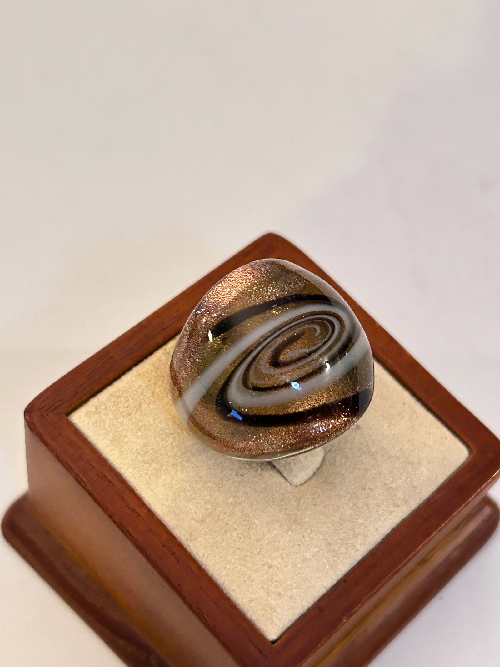 Vintage Costume Murano Ring Sz 6: Vintage Costume Murano Ring Sz 6 Please view all photos as they are part of the description and condition of this Item, Feel free to contact me with questions or picture requests! Used Item AS IS