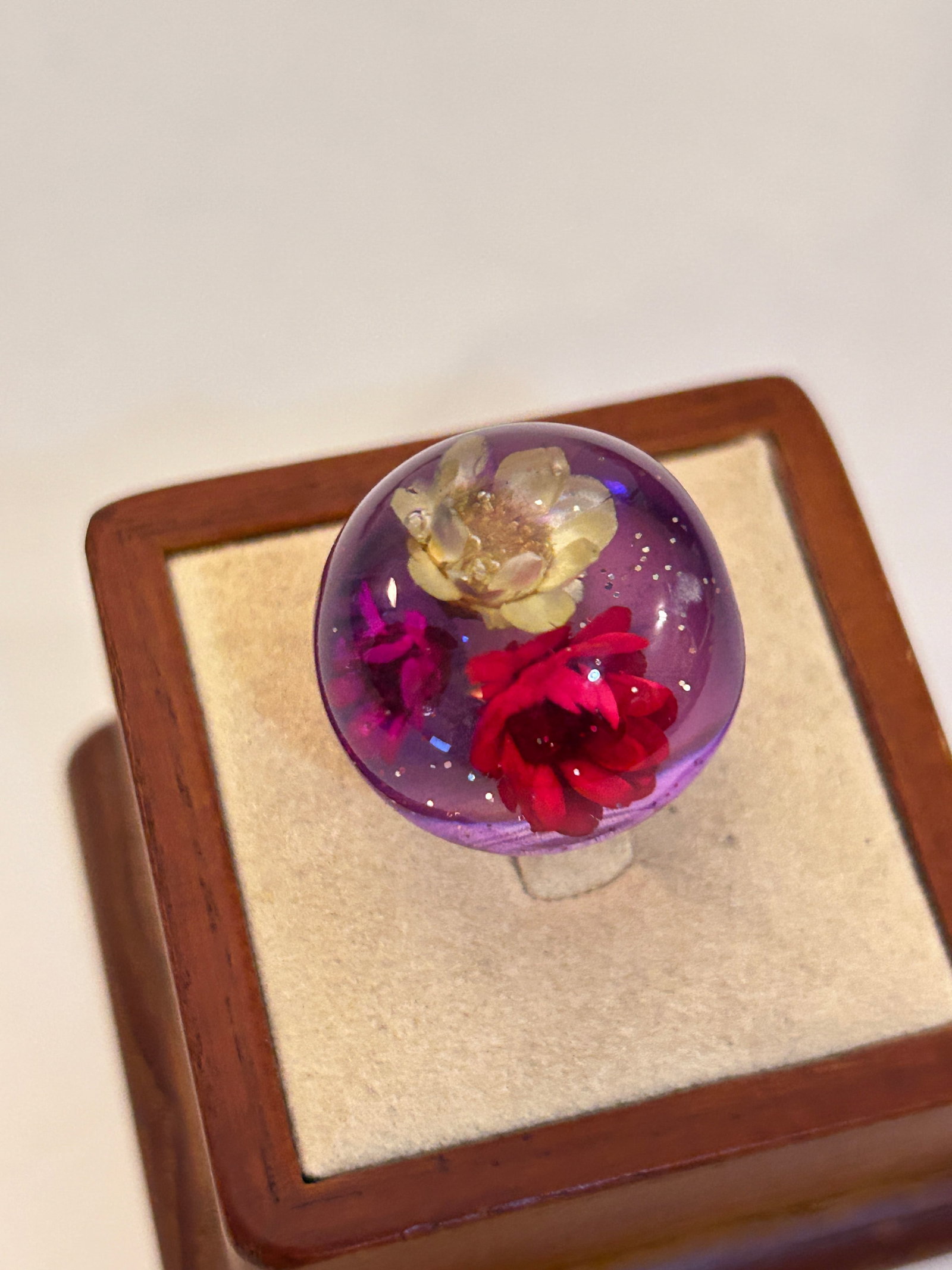Vintage Costume Murano Ring Sz 7: Vintage Costume Murano Ring Sz 7 Please view all photos as they are part of the description and condition of this Item, Feel free to contact me with questions or picture requests! Used Item AS IS