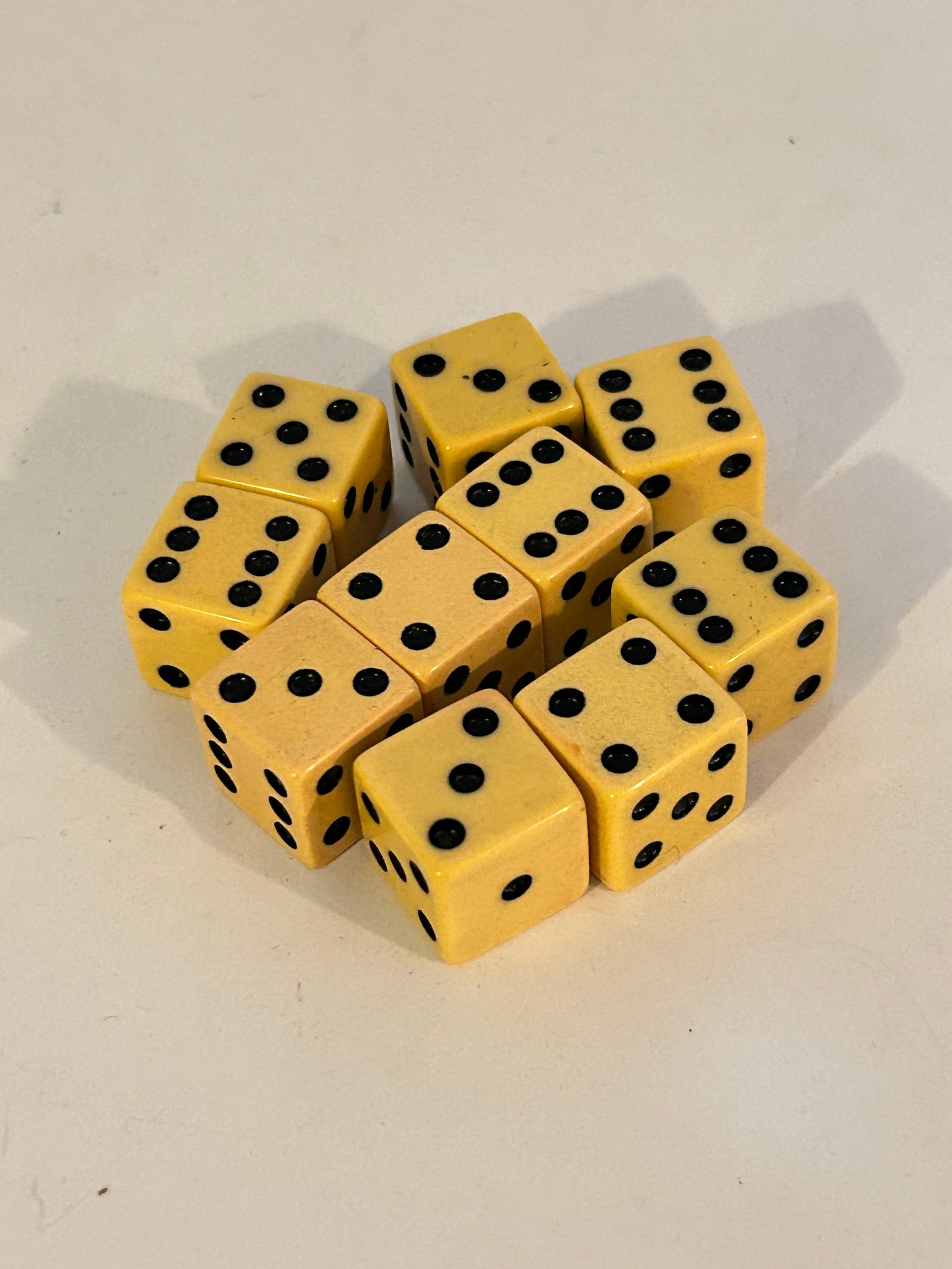 Vintage lot of 10 Bakalite Dice: Vintage lot of 10 Bakalite Dice Please view all photos as they are part of the description and condition of this Item, Feel free to contact me with questions or picture requests! Used Item AS IS