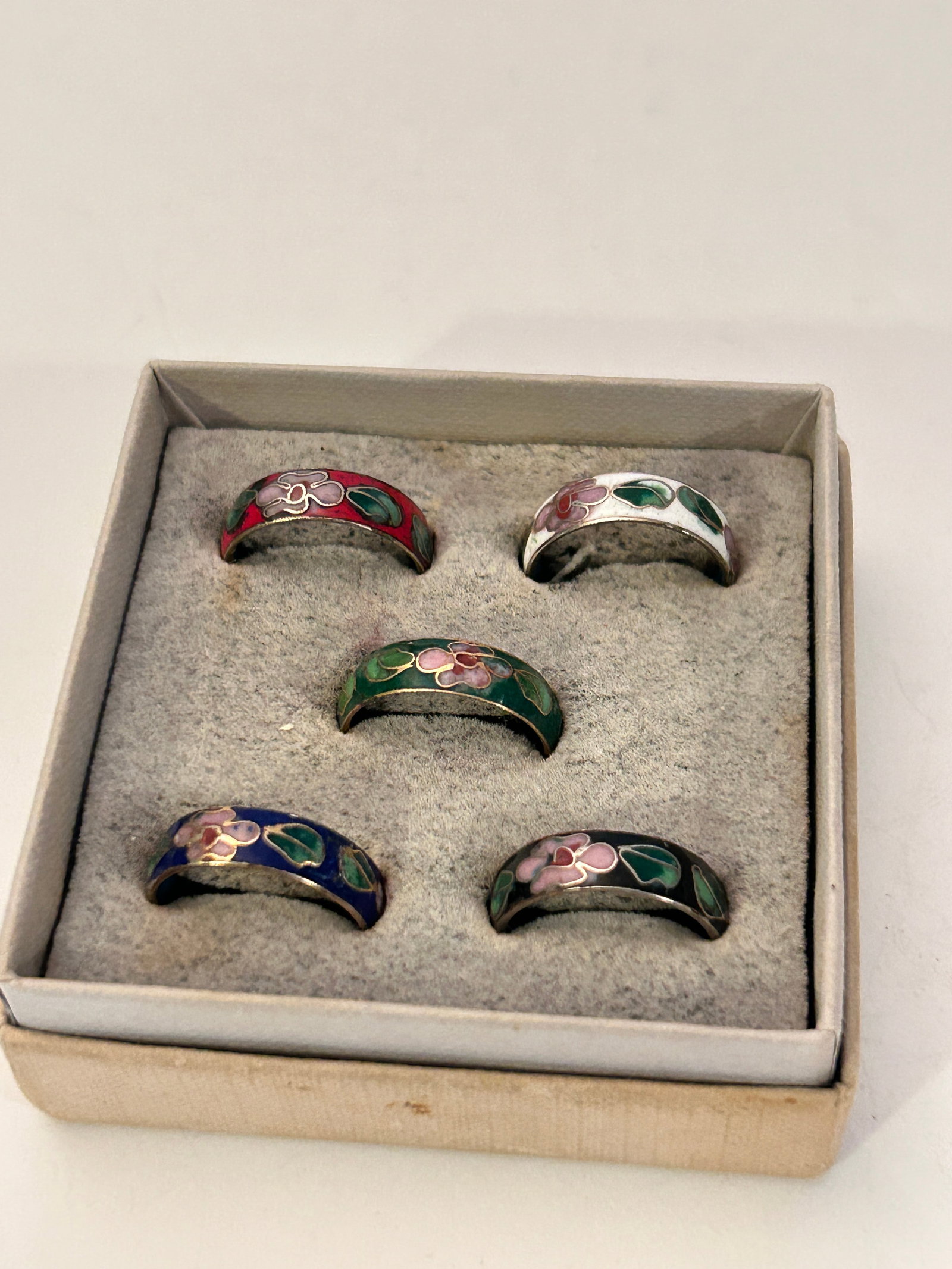 Ring Set of 5 Cloisonne Rings in box: Ring Set of 5 Cloisonne Rings in box Please view all photos as they are part of the description and condition of this Item, Feel free to contact me with questions or picture requests! Used Item AS IS