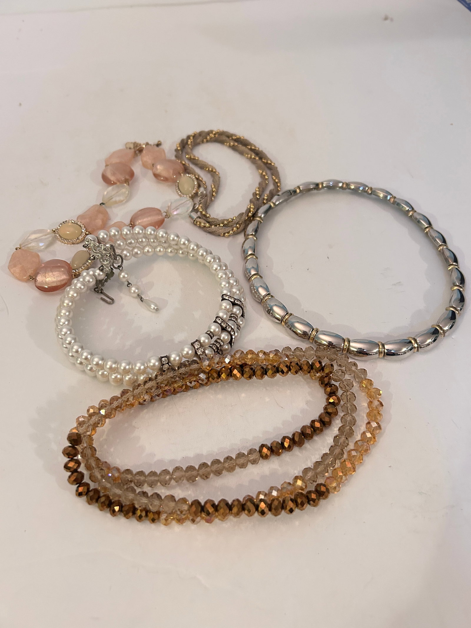 Vintage Lot of 5 Necklaces: Vintage Lot of 5 Necklaces Please view all photos as they are part of the description and condition of this Item, Feel free to contact me with questions or picture requests! Used Item AS IS