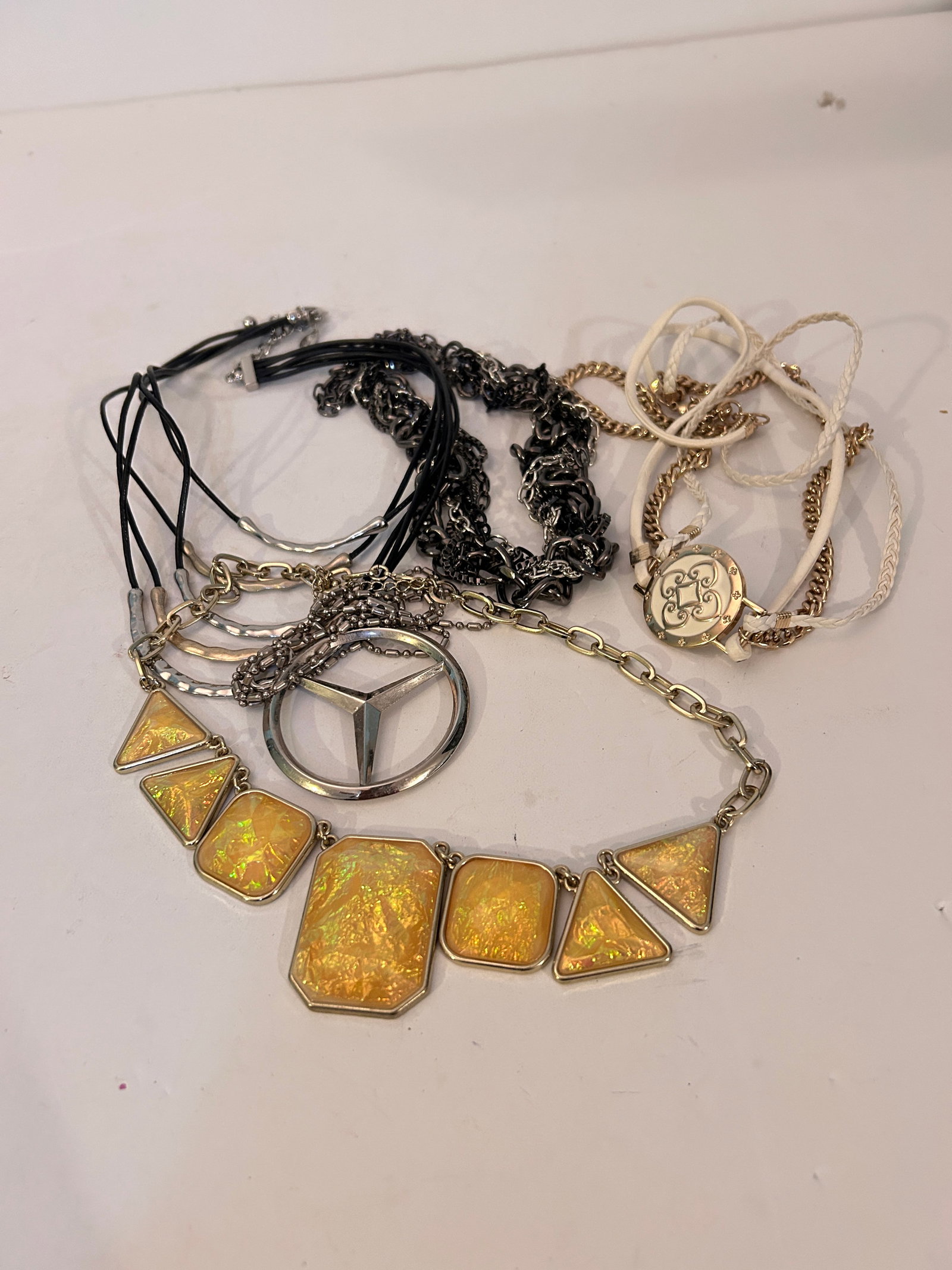 Vintage Lot of 5 Necklaces: Vintage Lot of 5 Necklaces Please view all photos as they are part of the description and condition of this Item, Feel free to contact me with questions or picture requests! Used Item AS IS