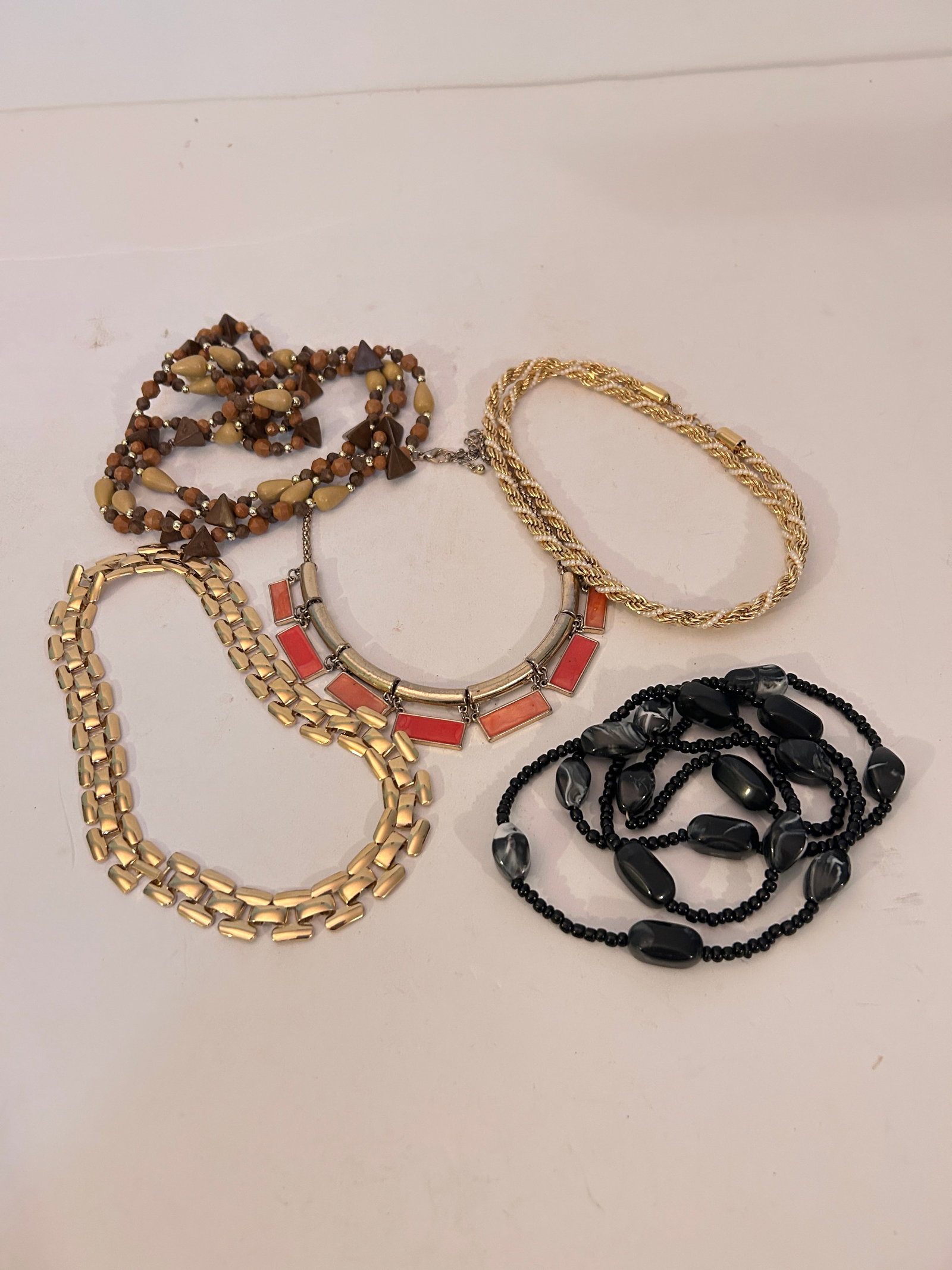 Vintage Lot of 5 Necklaces: Vintage Lot of 5 Necklaces Please view all photos as they are part of the description and condition of this Item, Feel free to contact me with questions or picture requests! Used Item AS IS