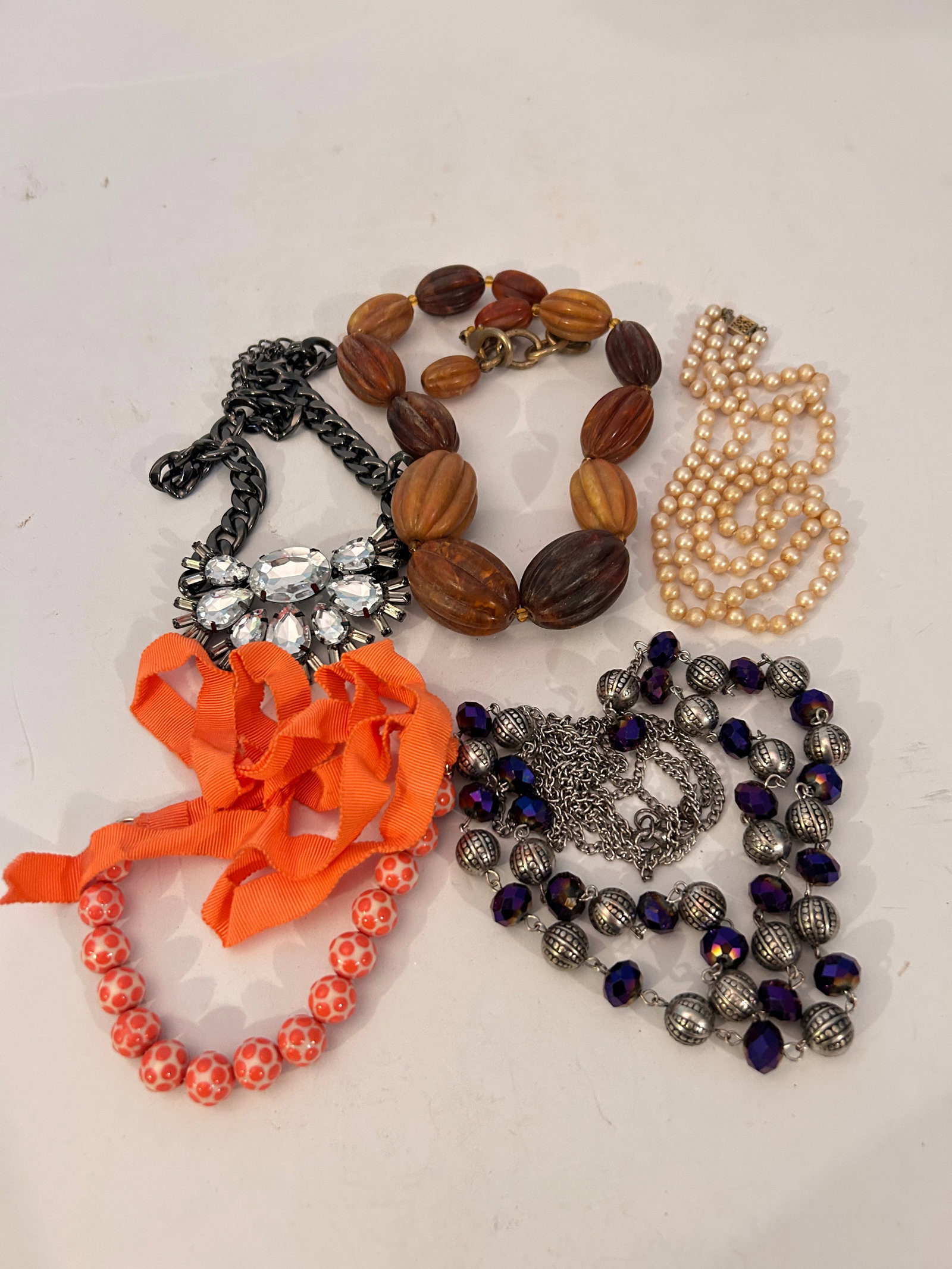 Vintage Lot of 5 Necklaces: Vintage Lot of 5 Necklaces Please view all photos as they are part of the description and condition of this Item, Feel free to contact me with questions or picture requests! Used Item AS IS