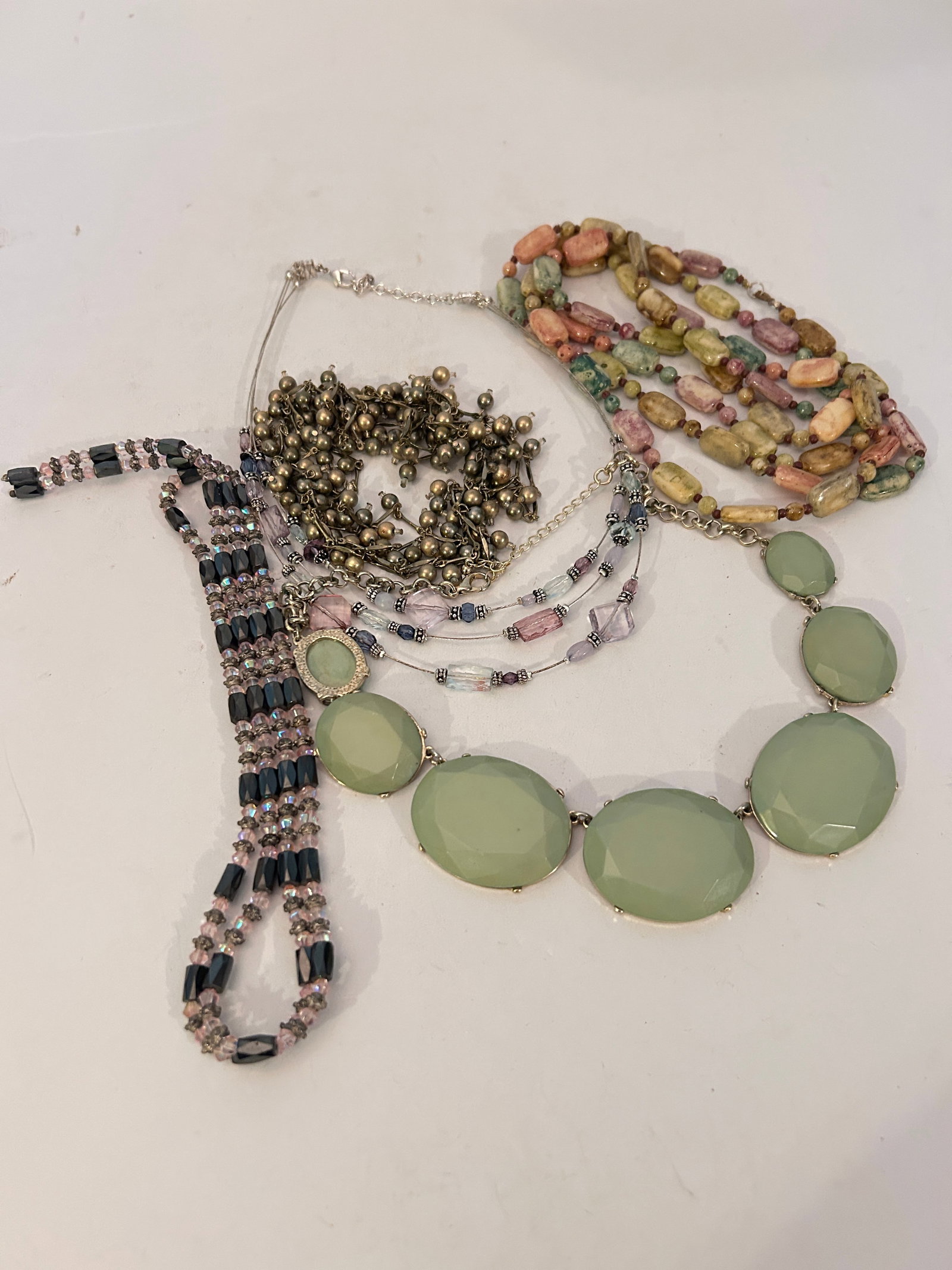 Vintage Lot of 5 Necklaces: Vintage Lot of 5 Necklaces Please view all photos as they are part of the description and condition of this Item, Feel free to contact me with questions or picture requests! Used Item AS IS
