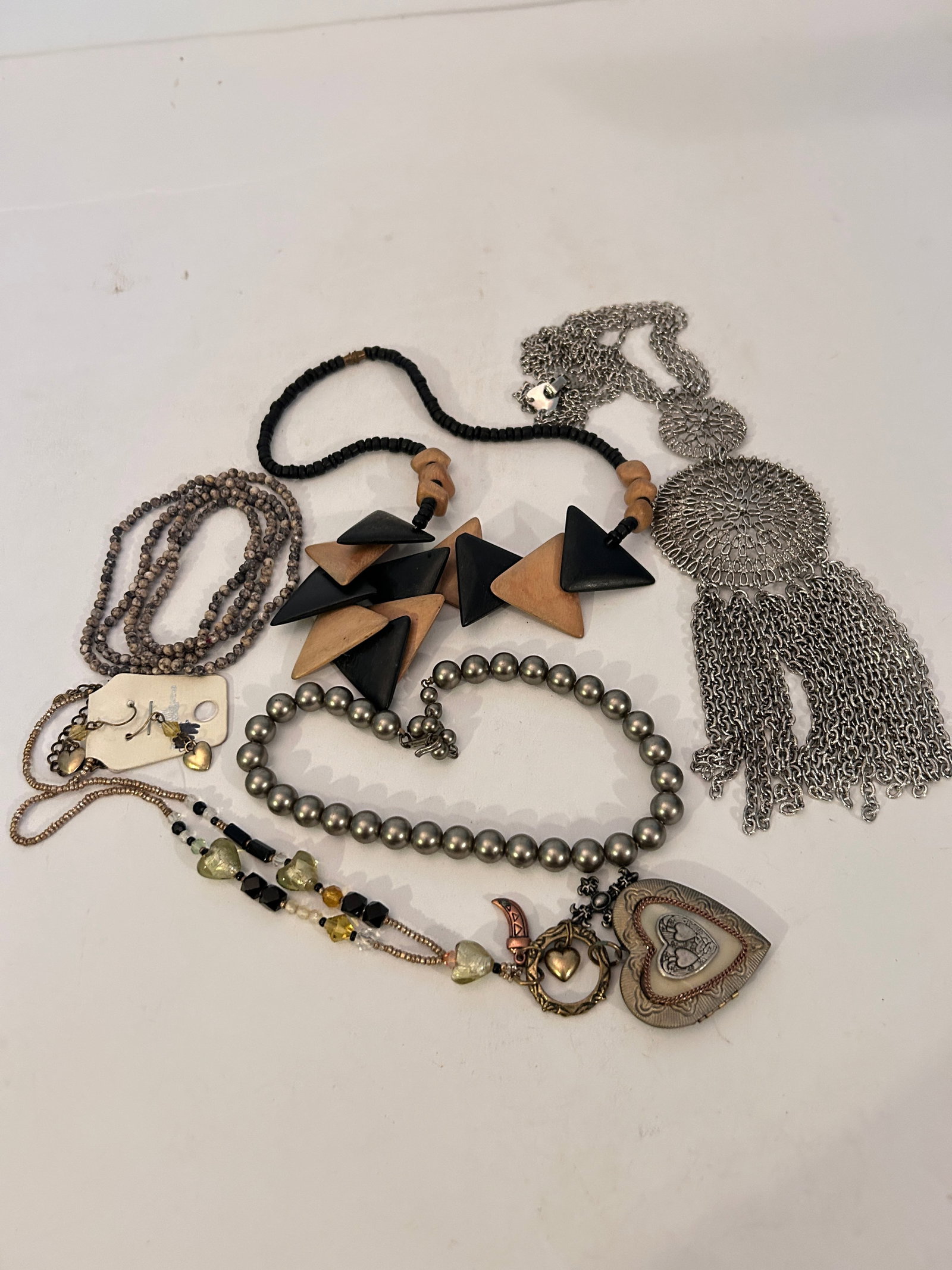 Vintage Lot of 5 Necklaces: Vintage Lot of 5 Necklaces Please view all photos as they are part of the description and condition of this Item, Feel free to contact me with questions or picture requests! Used Item AS IS