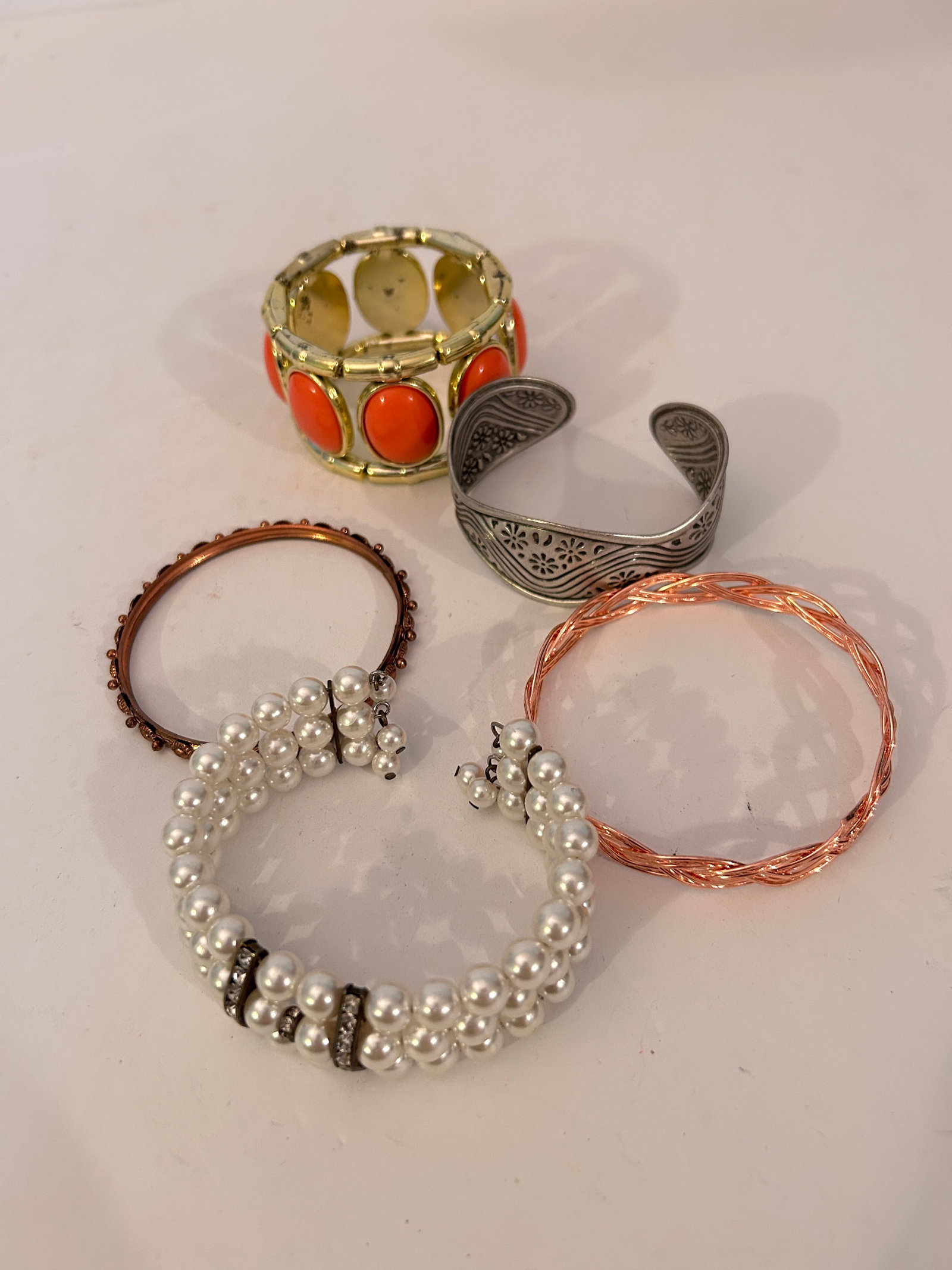 Vintage Lot of 5 Bracelets: Vintage Lot of 5 Bracelets Please view all photos as they are part of the description and condition of this Item, Feel free to contact me with questions or picture requests! Used Item AS IS