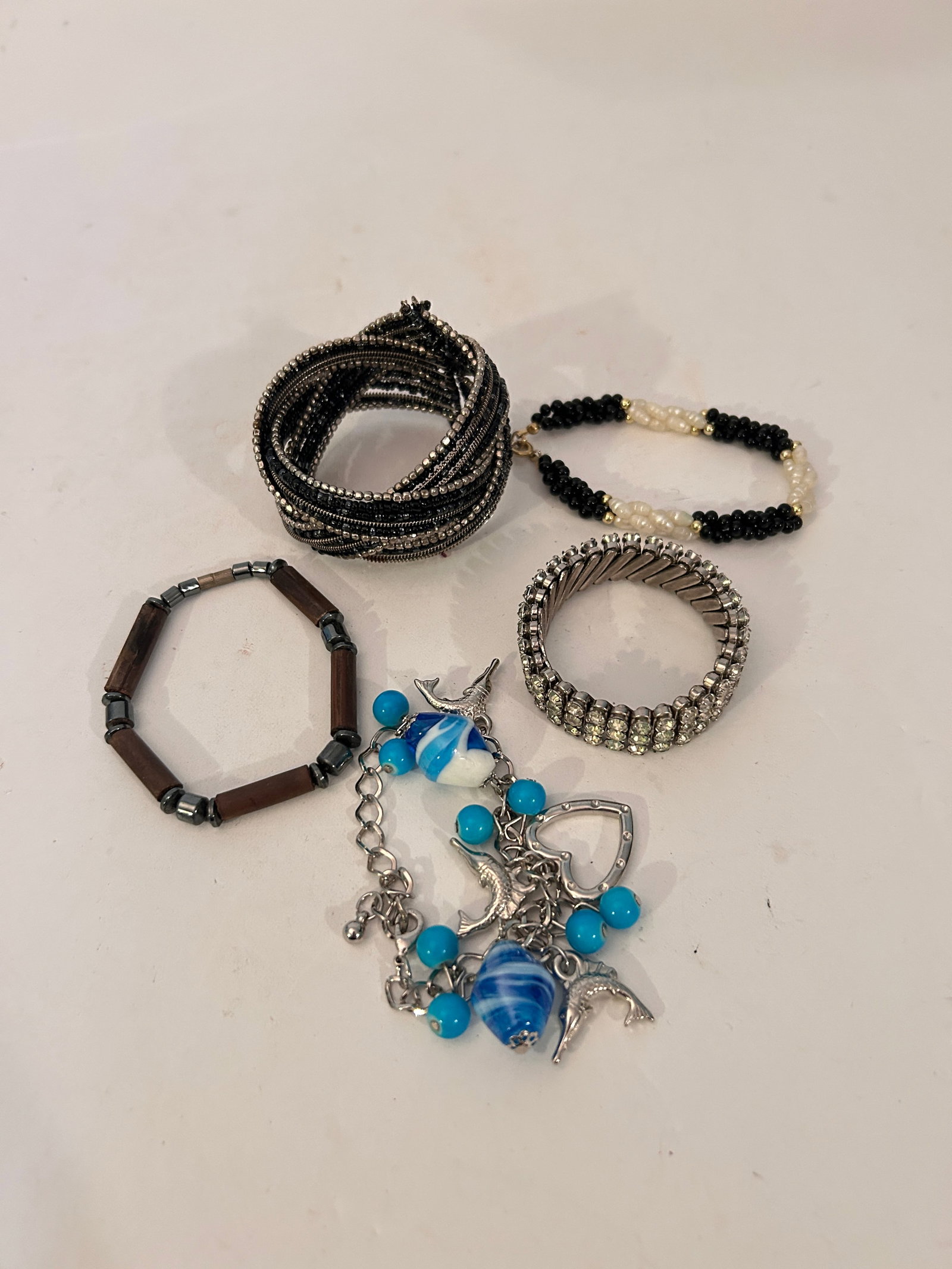 Vintage Lot of 5 Bracelets: Vintage Lot of 5 Bracelets Please view all photos as they are part of the description and condition of this Item, Feel free to contact me with questions or picture requests! Used Item AS IS