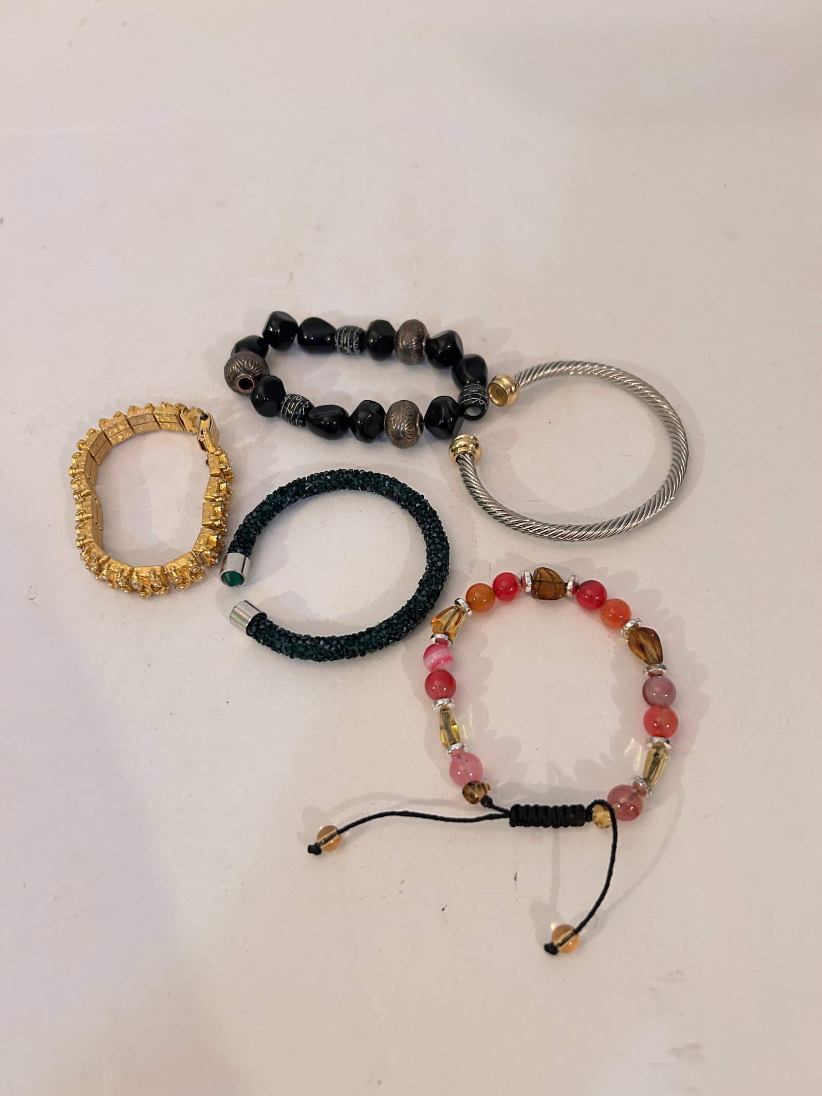 Vintage Lot of 5 Bracelets: Vintage Lot of 5 Bracelets Please view all photos as they are part of the description and condition of this Item, Feel free to contact me with questions or picture requests! Used Item AS IS