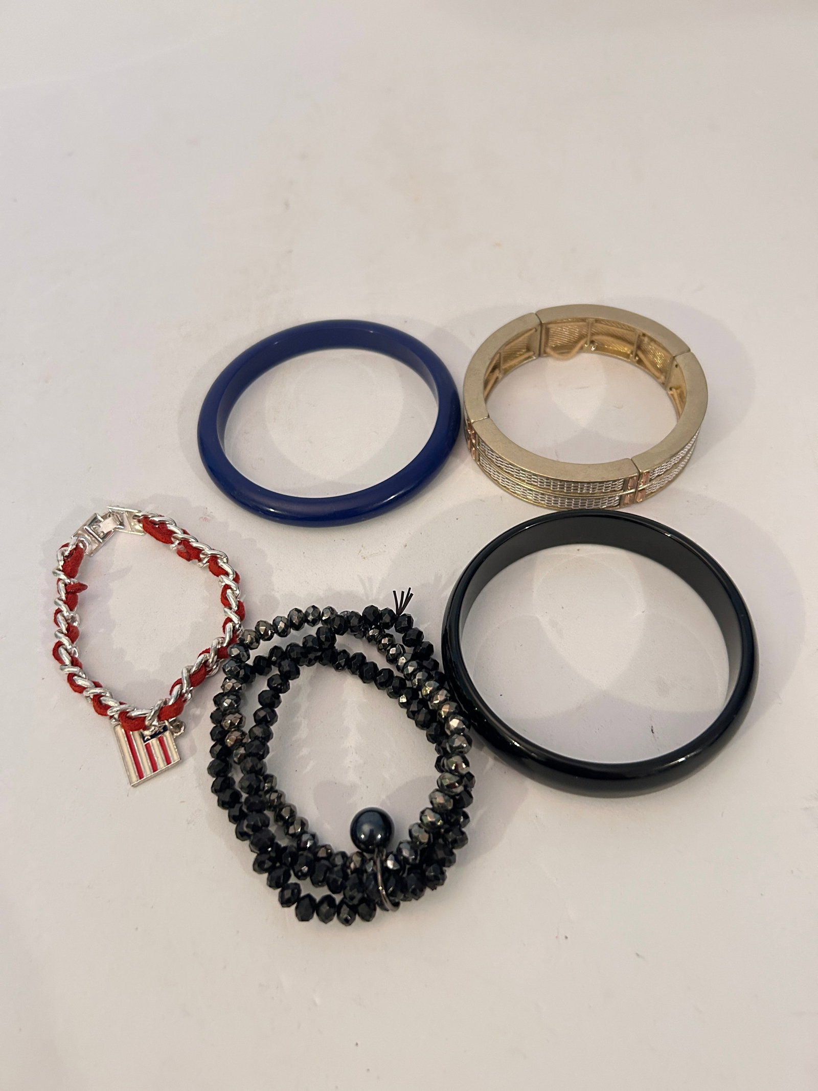 Vintage Lot of 5 Bracelets: Vintage Lot of 5 Bracelets Please view all photos as they are part of the description and condition of this Item, Feel free to contact me with questions or picture requests! Used Item AS IS