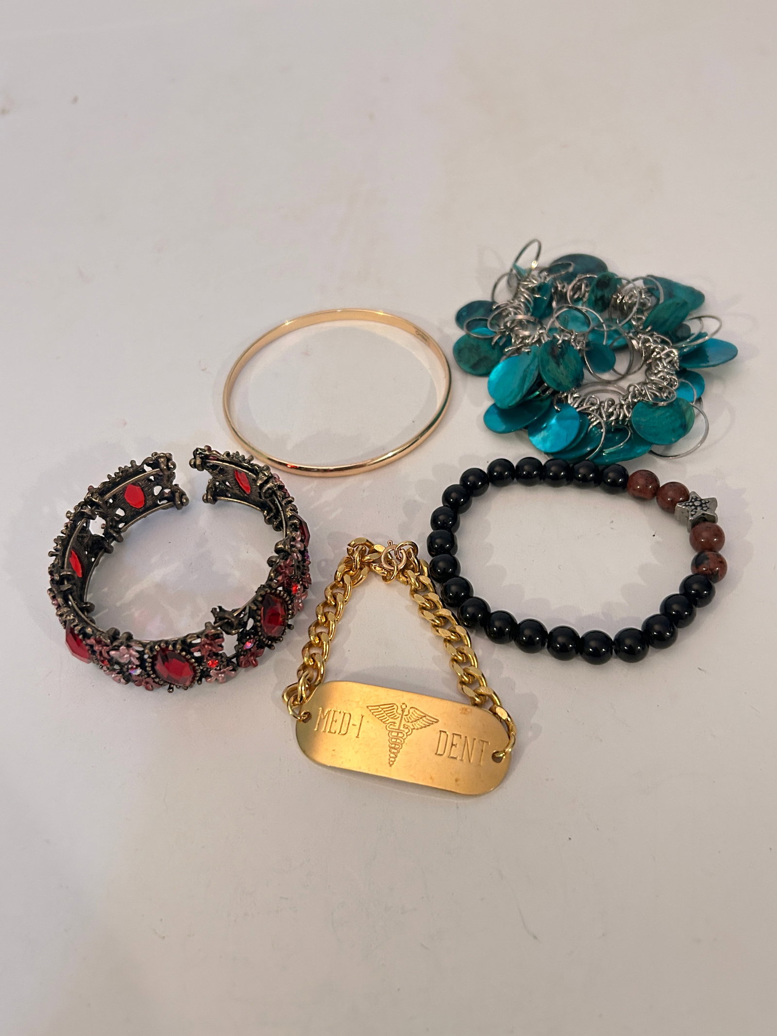 Vintage Lot of 5 Bracelets: Vintage Lot of 5 Bracelets Please view all photos as they are part of the description and condition of this Item, Feel free to contact me with questions or picture requests! Used Item AS IS