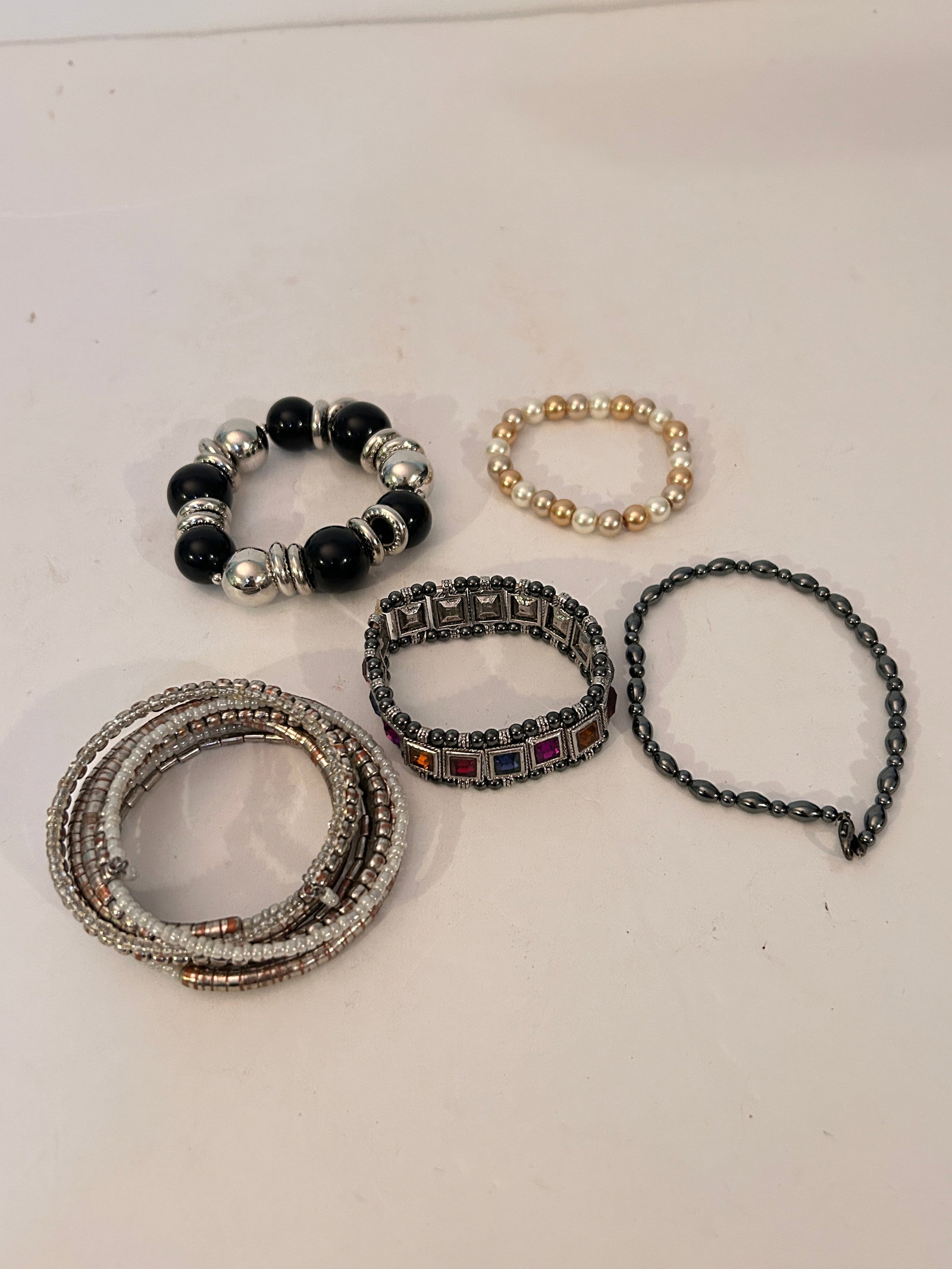 Vintage Lot of 5 Bracelets: Vintage Lot of 5 Bracelets Please view all photos as they are part of the description and condition of this Item, Feel free to contact me with questions or picture requests! Used Item AS IS