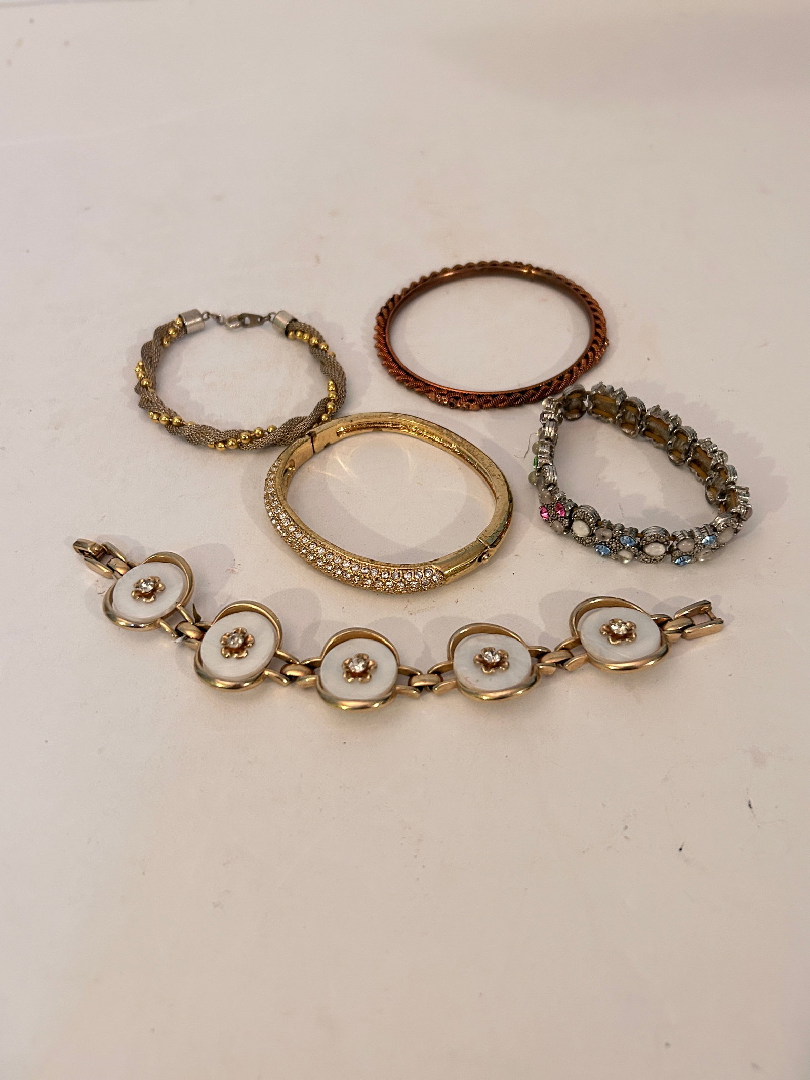 Vintage Lot of 5 Bracelets: Vintage Lot of 5 Bracelets Please view all photos as they are part of the description and condition of this Item, Feel free to contact me with questions or picture requests! Used Item AS IS