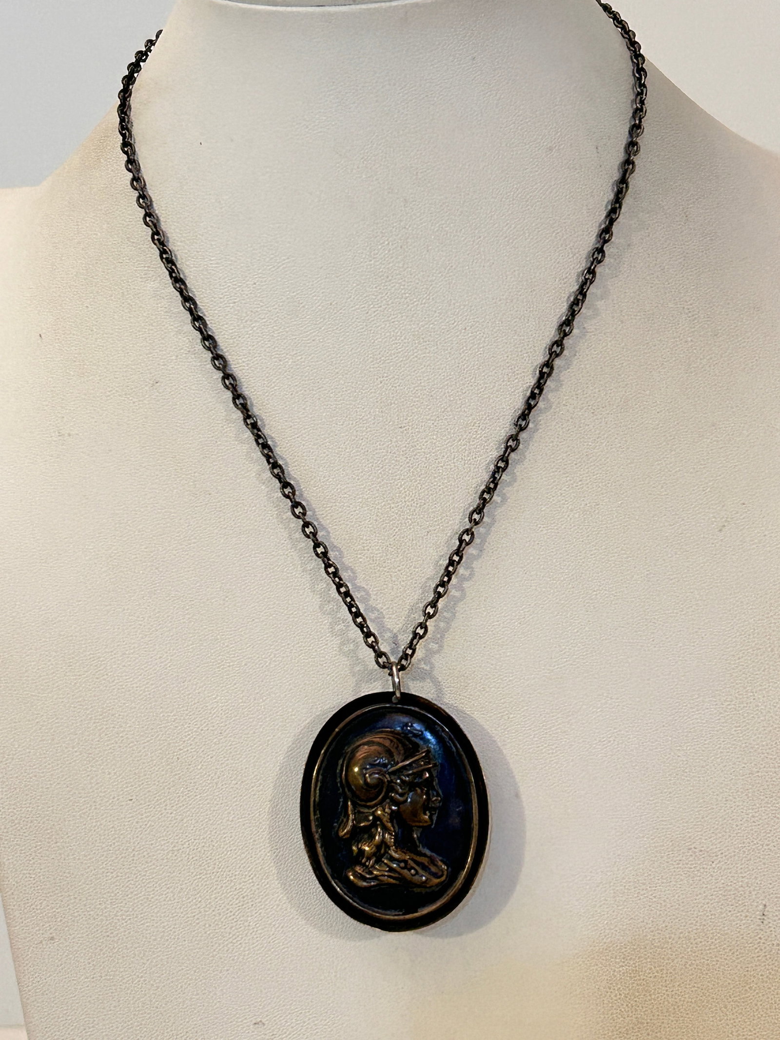 Vintage Greek Warrior pendant Necklace Sz 18": Vintage Greek Warrior pendant Necklace Sz 18" Please view all photos as they are part of the description and condition of this Item, Feel free to contact me with questions or picture requests! Used It