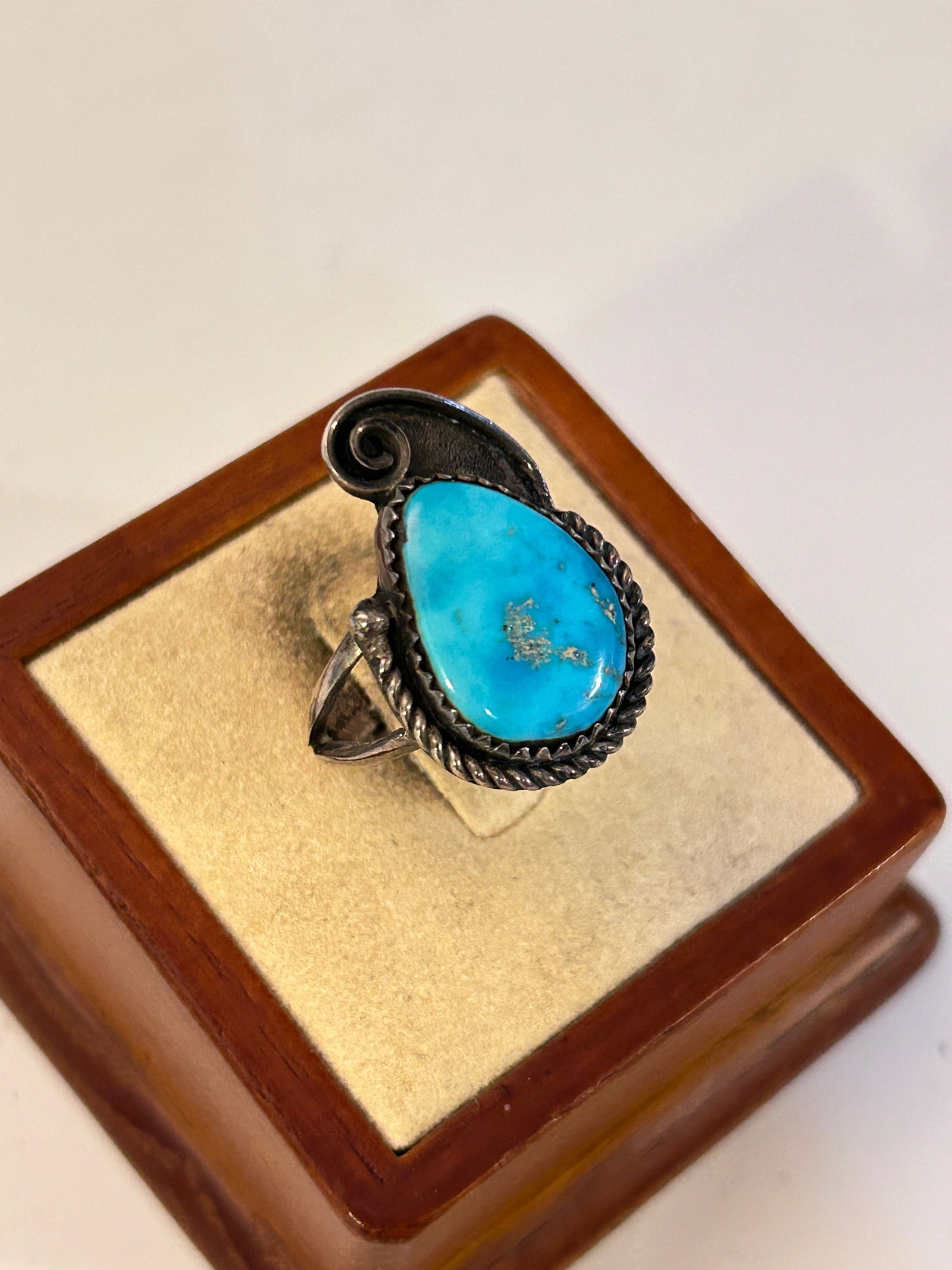 Vintage Southwestern Navajo Sterling Silver Turquoise Ring Size 9: Vintage Southwestern Navajo Sterling Silver Turquoise Ring Size 9 Please view all photos as they are part of the description and condition of this Item, Feel free to contact me with questions or pictu