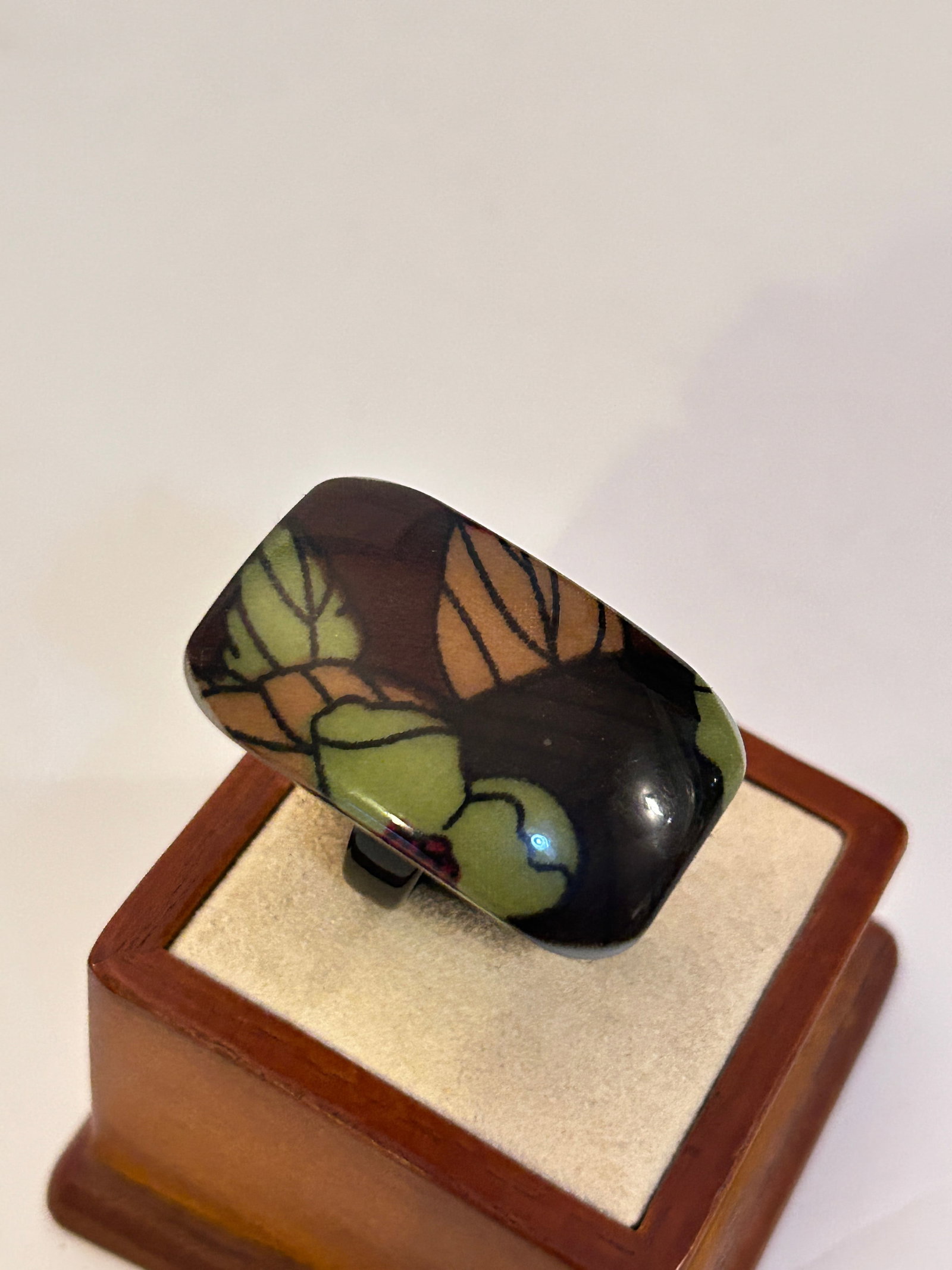 Vintage Costume Acrylic Ring sz 8: Vintage Costume Acrylic Ring sz 8 Please view all photos as they are part of the description and condition of this Item, Feel free to contact me with questions or picture requests! Used Item AS IS