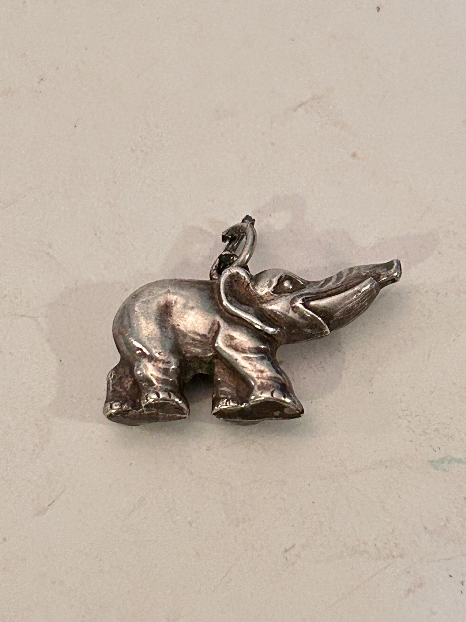Vintage Sterling Silver Charm: Vintage Sterling Silver Charm Please view all photos as they are part of the description and condition of this Item, Feel free to contact me with questions or picture requests! Used Item AS IS
