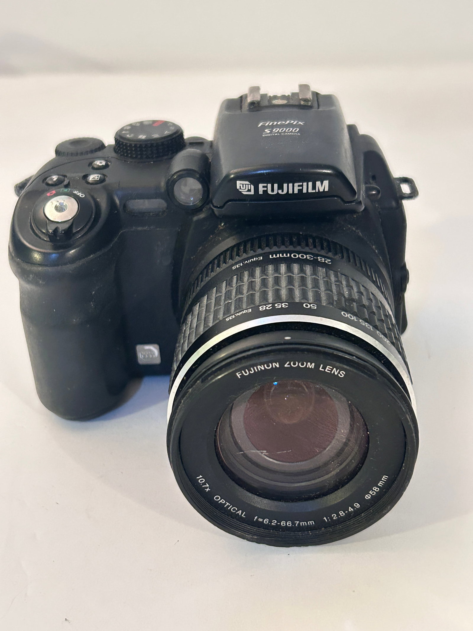 Fujifilm FinePix S9000 Black 9.0 MP Compact Digital Camera Lens Fujinon (1 of 5)