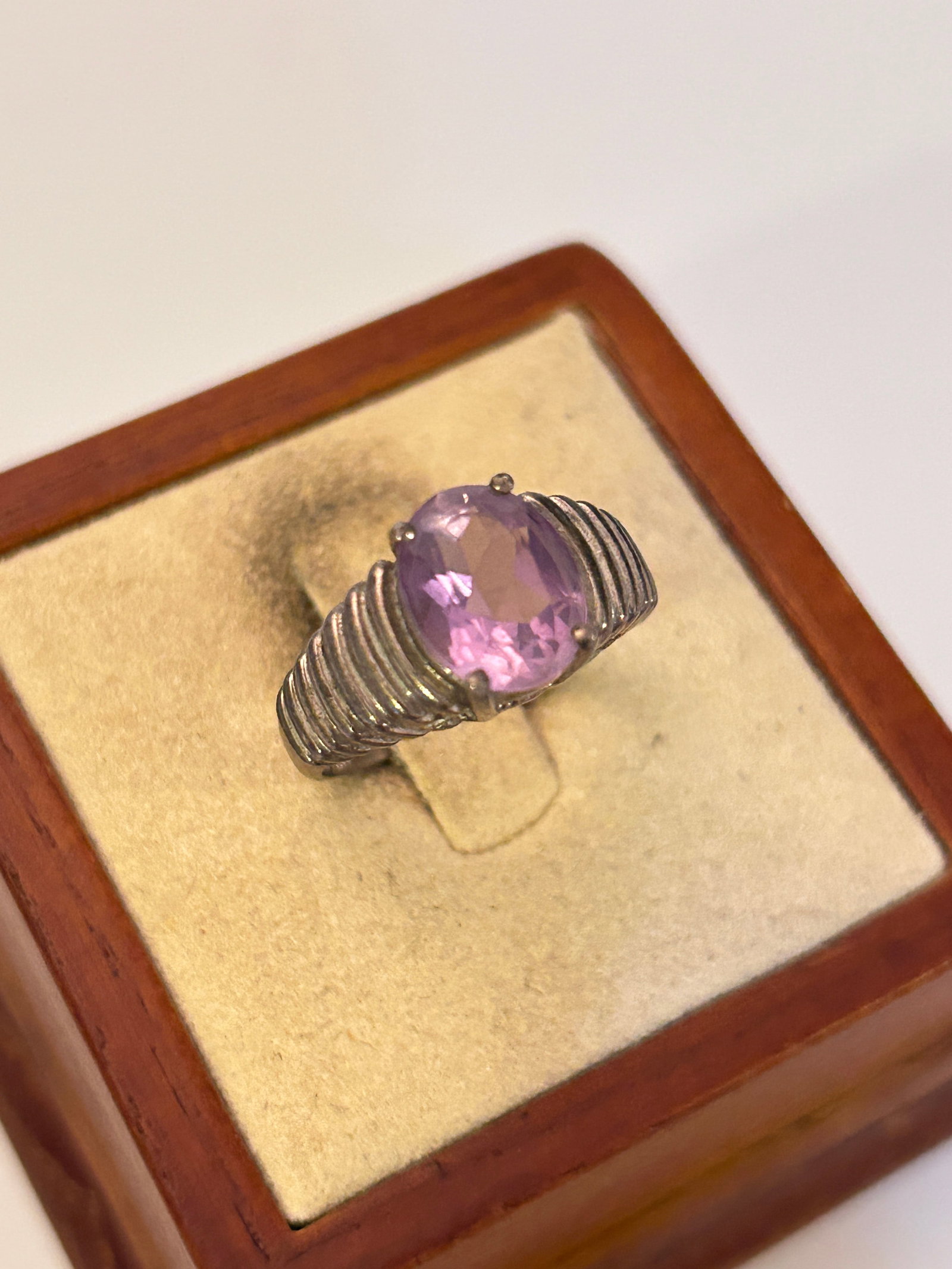 Vintage Sterling Silver Amethyst Modernist Ring Sz 7: Vintage Sterling Silver Amethyst Modernist Ring Sz 7 Please view all photos as they are part of the description and condition of this Item, Feel free to contact me with questions or picture requests! 