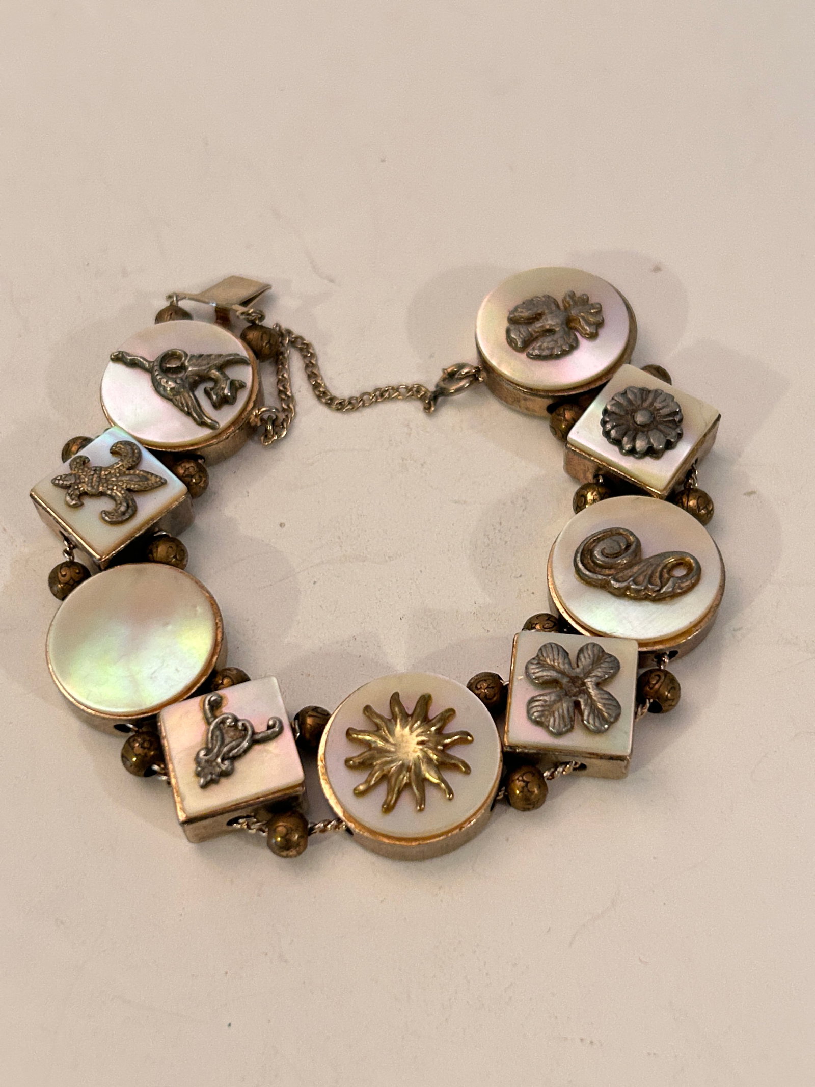 Chunky Beach Shell Seashore Charm Bracelet MOP 7": Chunky Beach Shell Seashore Charm Bracelet MOP 7" Please view all photos as they are part of the description and condition of this Item, Feel free to contact me with questions or picture requests! Use