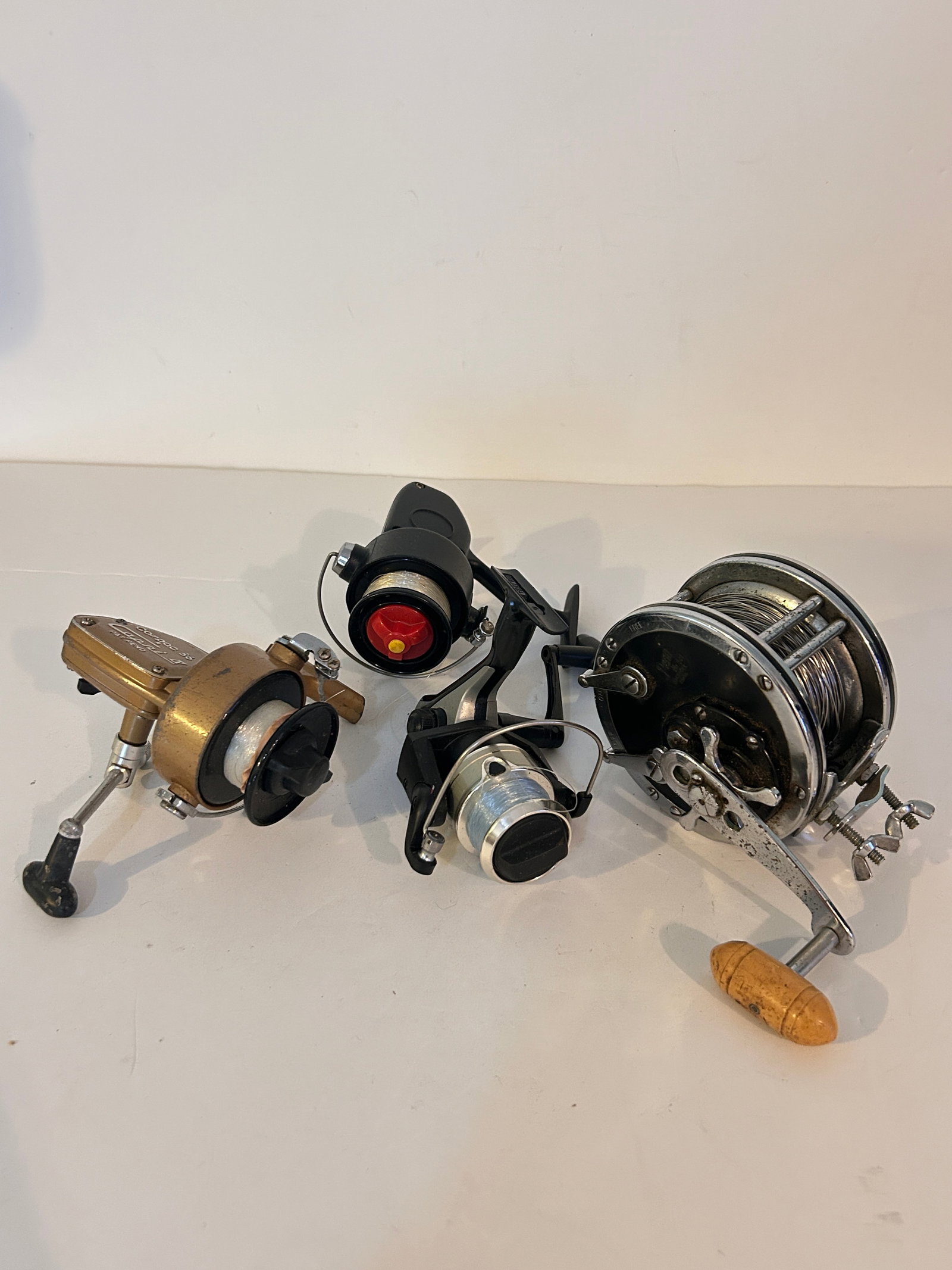 Vintage lot of 4 fishing reels (1 of 3)