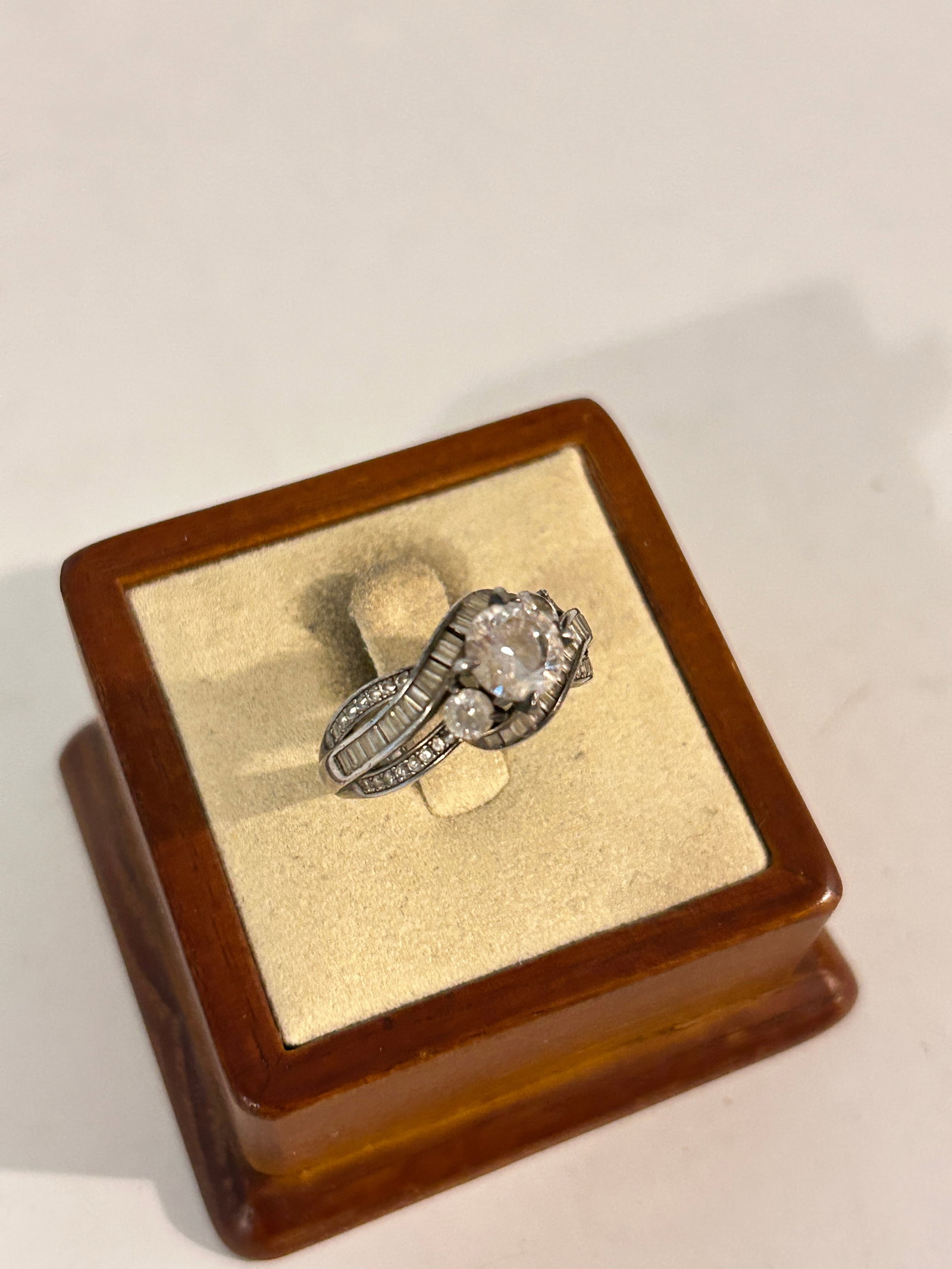 Vintage Sterling Silver CZ Ring: Vintage Sterling Silver CZ Ring Please view all photos as they are part of the description and condition of this Item, Feel free to contact me with questions or picture requests! Used Item AS IS