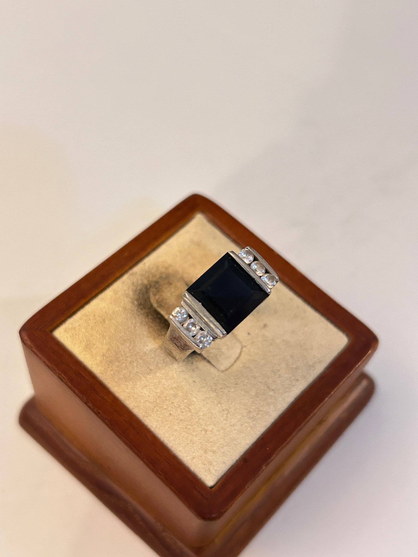 Vintage Sterling Silver Gemstone Ring Sz 9: Vintage Sterling Silver Gemstone Ring Sz 9 Please view all photos as they are part of the description and condition of this Item, Feel free to contact me with questions or picture requests! Used Item 