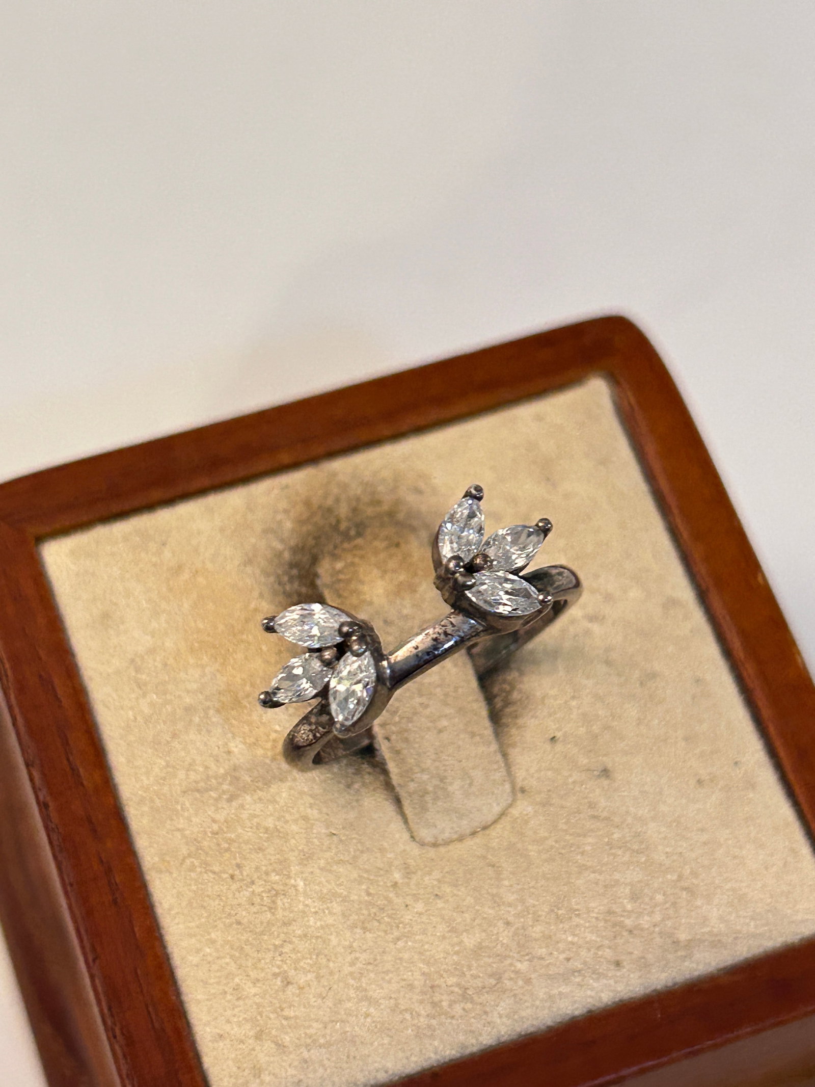 Vintage Sterling Silver DQ CZ Ring Sz 8: Vintage Sterling Silver DQ CZ Ring Sz 8 Please view all photos as they are part of the description and condition of this Item, Feel free to contact me with questions or picture requests! Used Item AS 