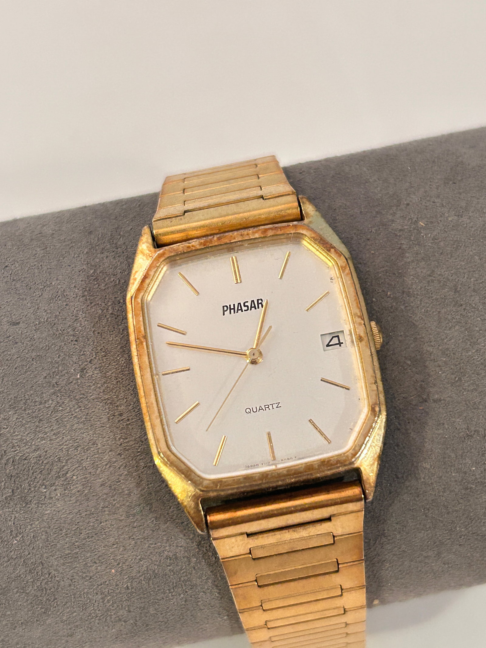 Vintage Phasar Mens Watch 32mm Gold Tone needs bat: Vintage Phasar Mens Watch 32mm Gold Tone needs bat Please view all photos as they are part of the description and condition of this Item, Feel free to contact me with questions or picture requests! Us