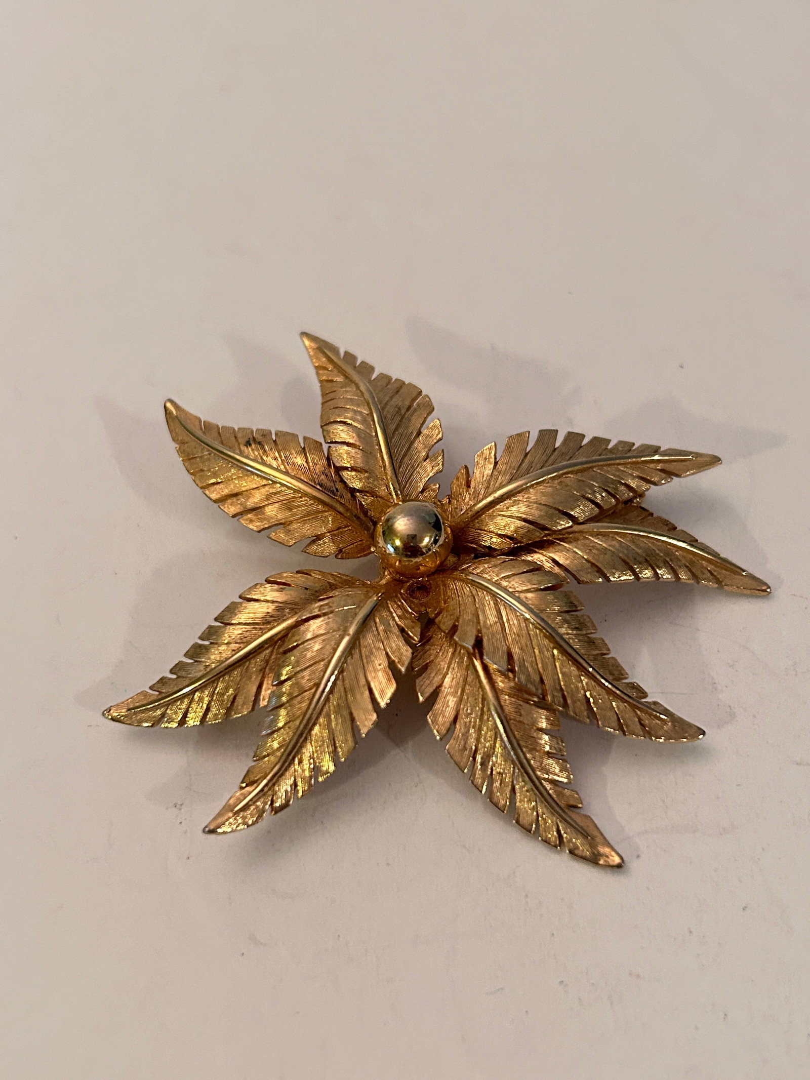 Vintage Leaf Flower Gold tone Brooch: Vintage Leaf Flower Gold tone Brooch Please view all photos as they are part of the description and condition of this Item, Feel free to contact me with questions or picture requests! Used Item AS IS
