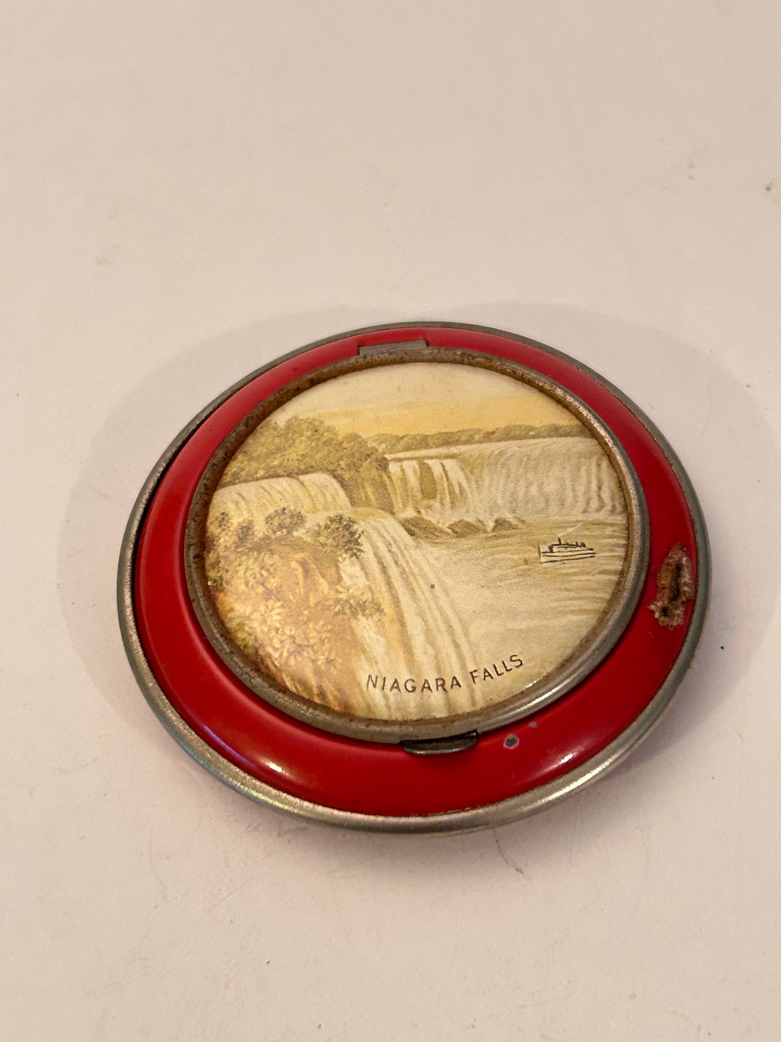 Vtg Niagara Falls red Compact Enamel Souvenir Tourist Powder Box W/ Screen And Puff (1 of 5)