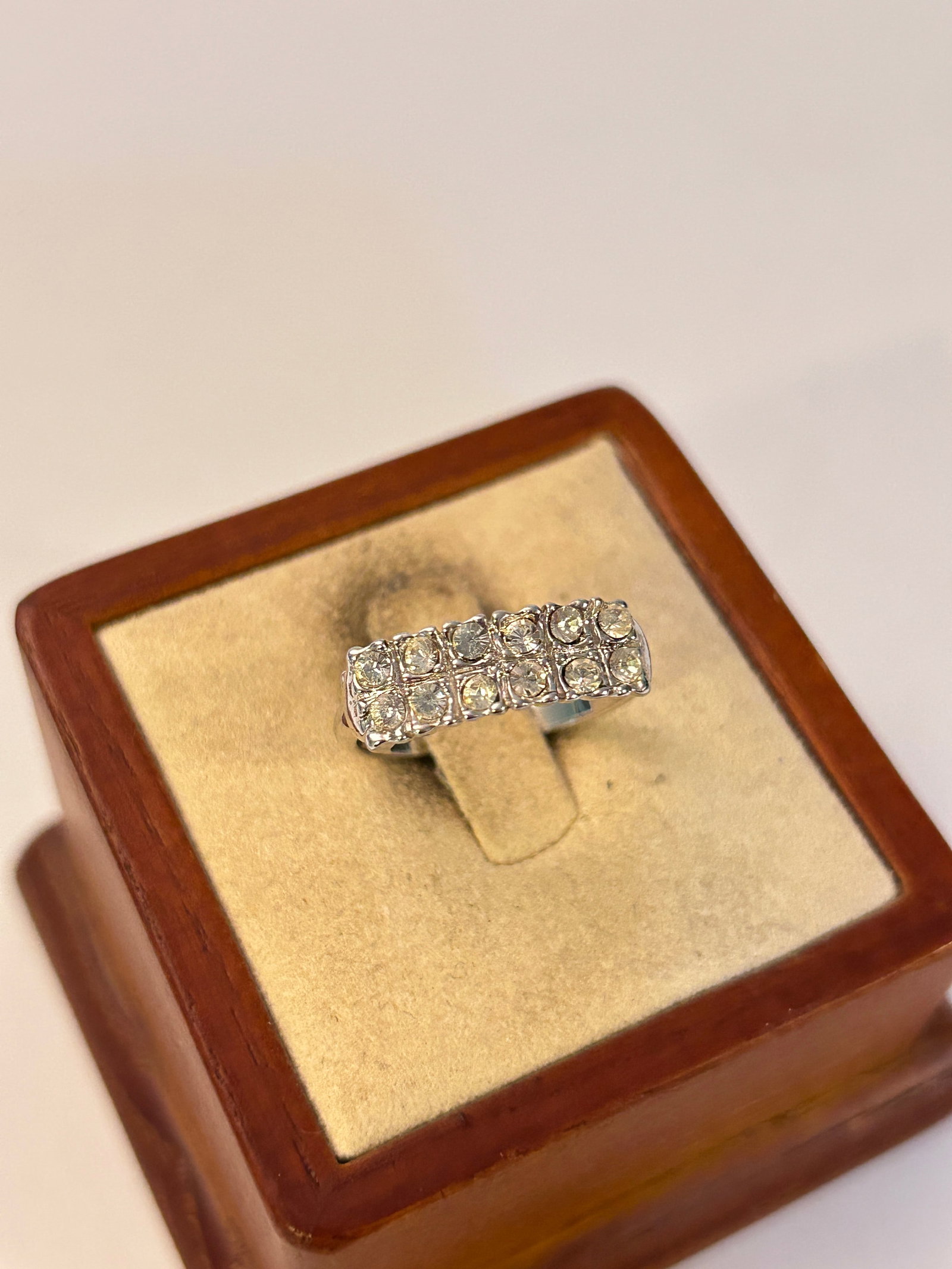 Vintage Costume Ring Sz 6: Vintage Costume Ring Sz 6 Please view all photos as they are part of the description and condition of this Item, Feel free to contact me with questions or picture requests! Used Item AS IS