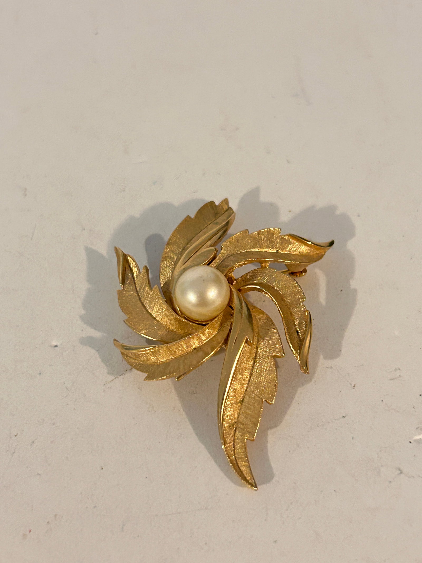 Vintage Goldtone Faux Pearl Trifari Brooch: Vintage Goldtone Faux Pearl Trifari Brooch Please view all photos as they are part of the description and condition of this Item, Feel free to contact me with questions or picture requests! Used Item 