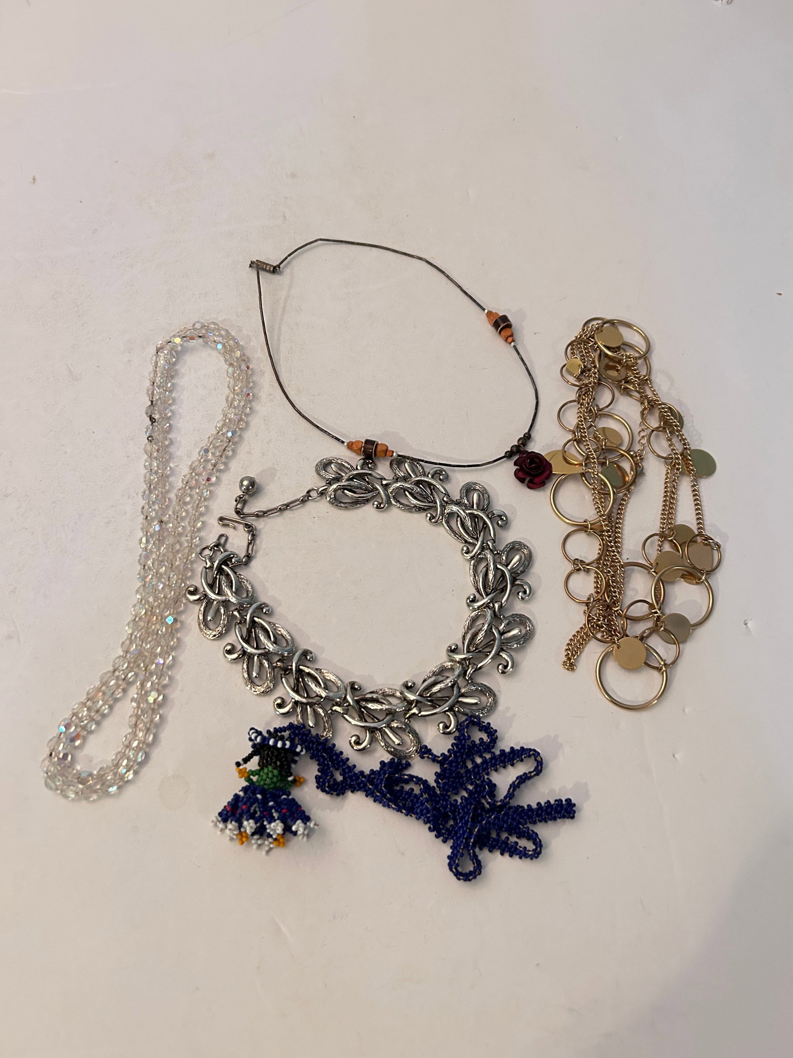 Vintage Lot Of 5 Necklaces: Vintage Lot Of 5 Necklaces Please view all photos as they are part of the description and condition of this Item, Feel free to contact me with questions or picture requests! Used Item AS IS