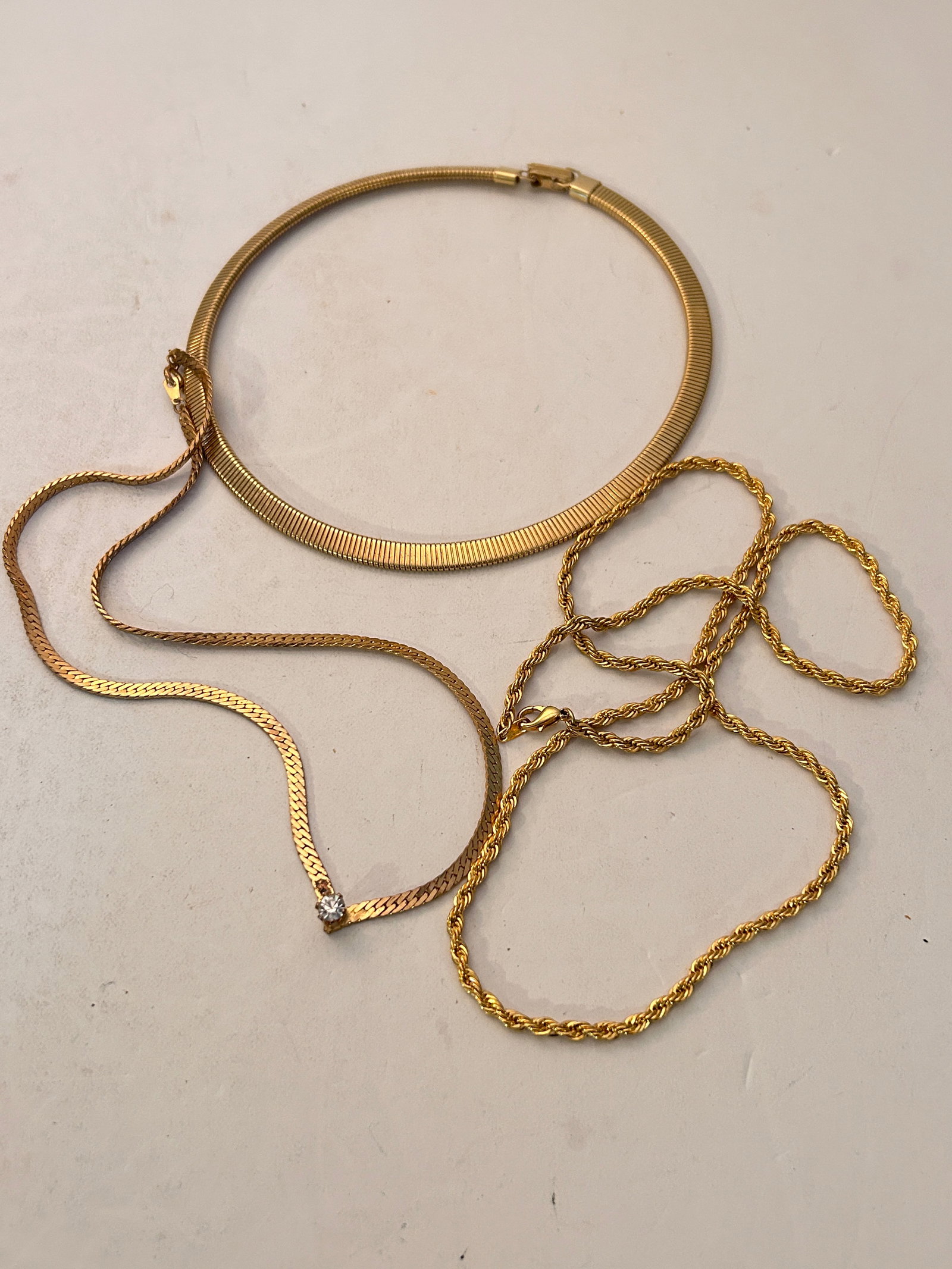 Vintage Lot Of 3 Goldtone Necklaces: Vintage Lot Of 3 Goldtone Necklaces Please view all photos as they are part of the description and condition of this Item, Feel free to contact me with questions or picture requests! Used Item AS IS P