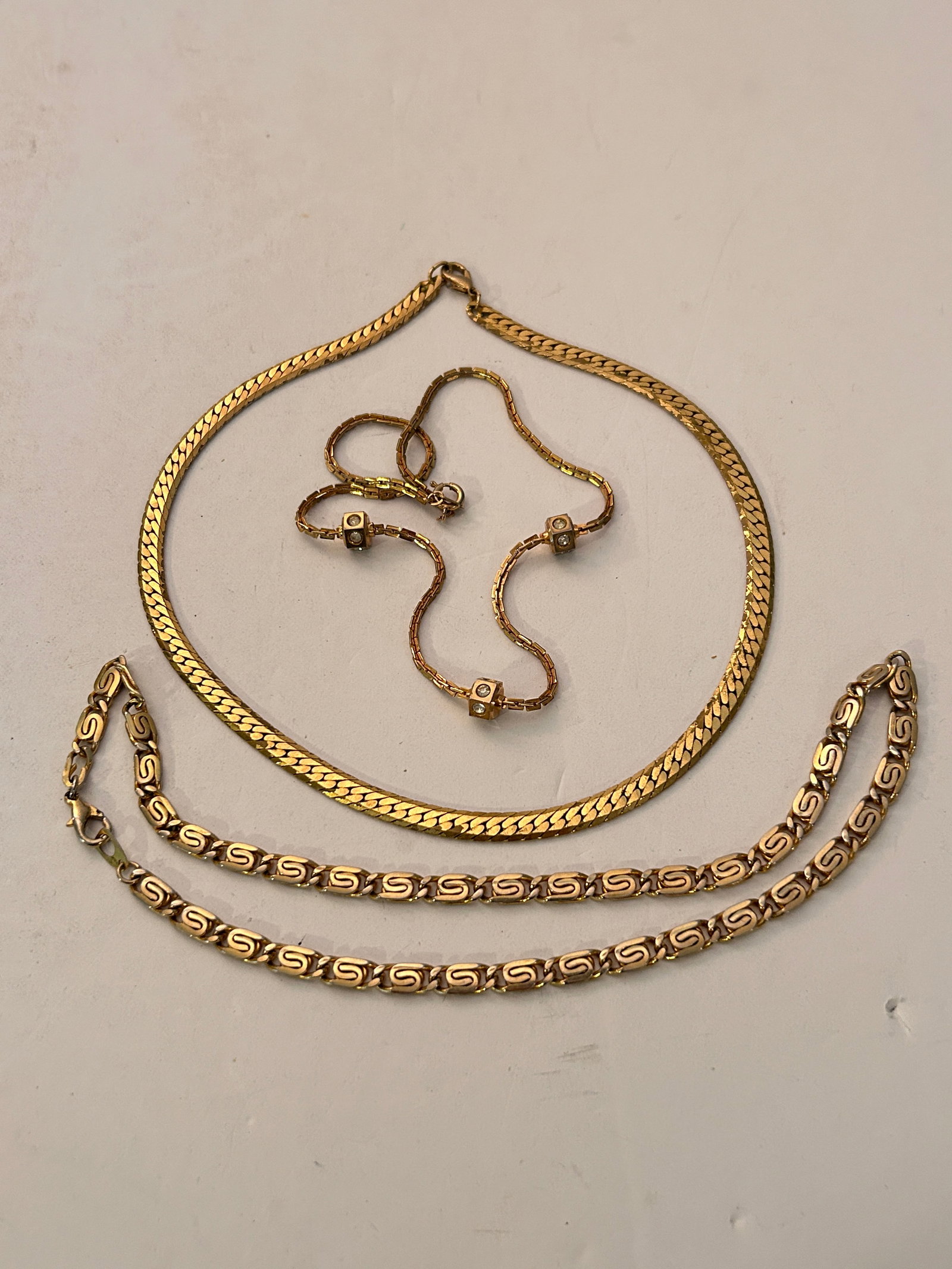 Vintage Lot Of 3 Goldtone Necklaces: Vintage Lot Of 3 Goldtone Necklaces Please view all photos as they are part of the description and condition of this Item, Feel free to contact me with questions or picture requests! Used Item AS IS