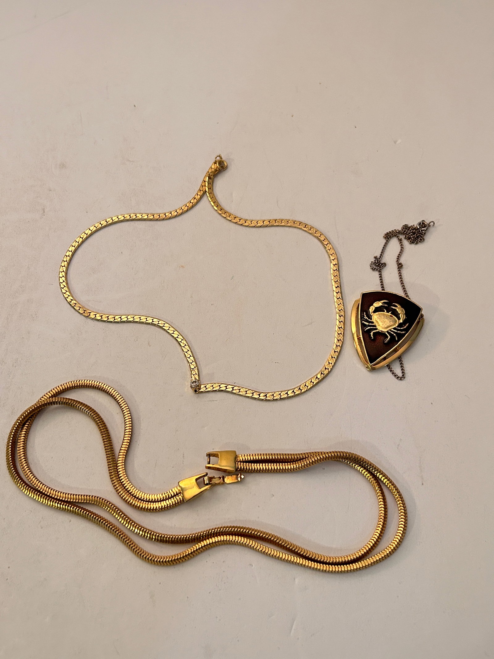 Vintage Lot Of 3 Goldtone Necklaces: Vintage Lot Of 3 Goldtone Necklaces Please view all photos as they are part of the description and condition of this Item, Feel free to contact me with questions or picture requests! Used Item AS IS
