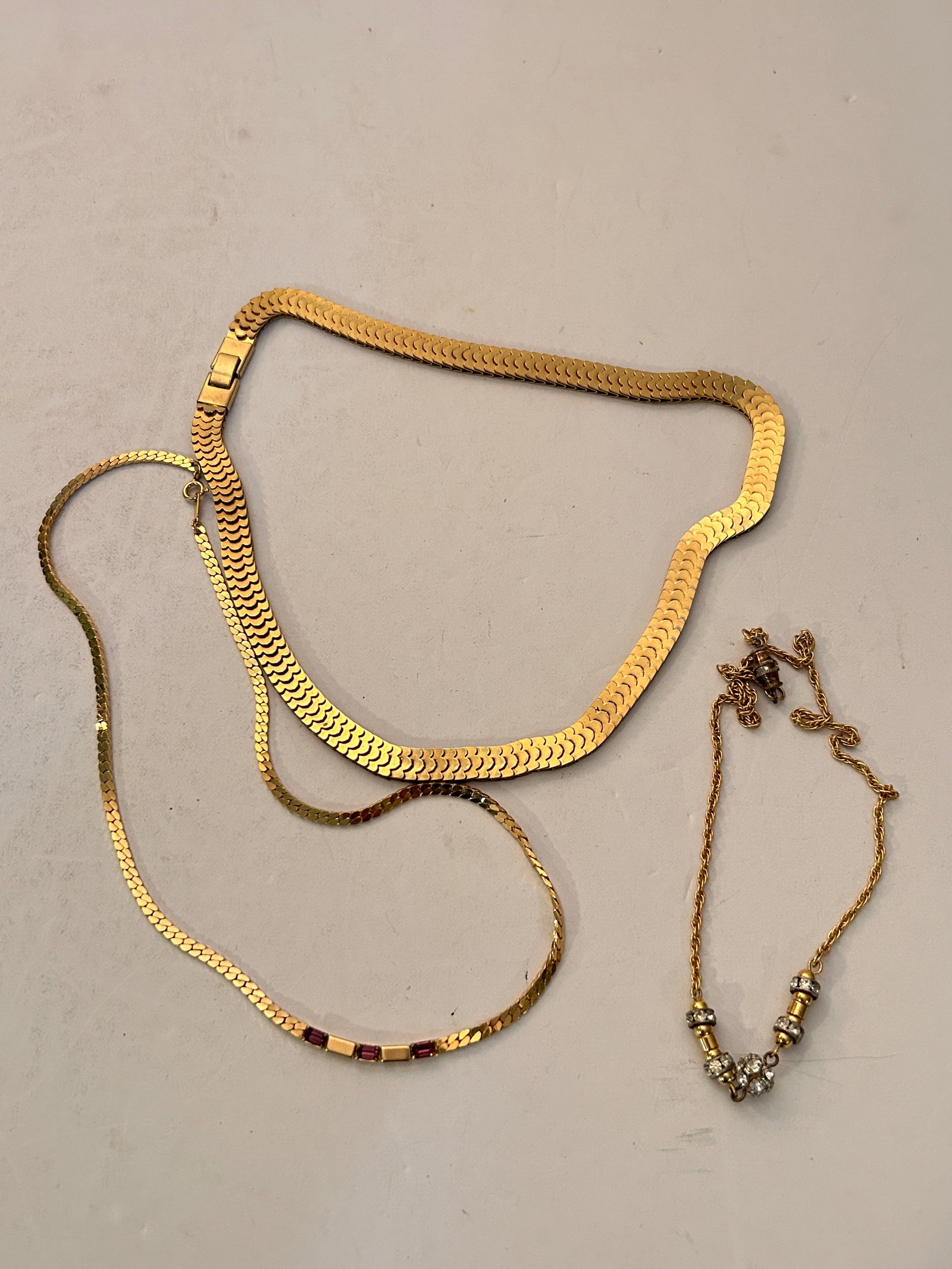 Vintage Lot Of 3 Goldtone Necklaces: Vintage Lot Of 3 Goldtone Necklaces Please view all photos as they are part of the description and condition of this Item, Feel free to contact me with questions or picture requests! Used Item AS IS