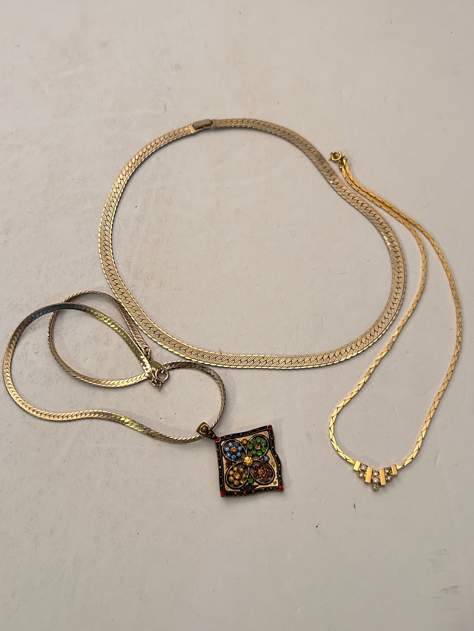 Vintage Lot Of 3 Goldtone Necklaces: Vintage Lot Of 3 Goldtone Necklaces Please view all photos as they are part of the description and condition of this Item, Feel free to contact me with questions or picture requests! Used Item AS IS